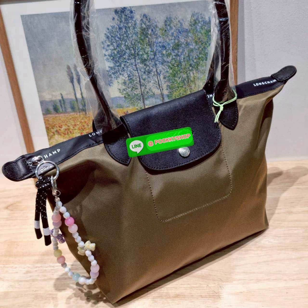 Longchamp le pliage energy M tote bag 🔆 Details เป็นอีกรุ่นที่แรงมาก จึ้งมาก! กระเป๋าสะพายไหล่ทรงโท้ท รุ่นยอดฮิต ดีไซน์ใหม่ให้ความสปอร์ตตี้มากขึ้น มาพร้อมขนาดใหม่ที่หลายๆคนรออยู่ น้ำหนักเบา ดีไซน์เรียบง่าย แต่ดูแพง ปากกระเป๋าออกแบบให้มีฝาปิดและซิป