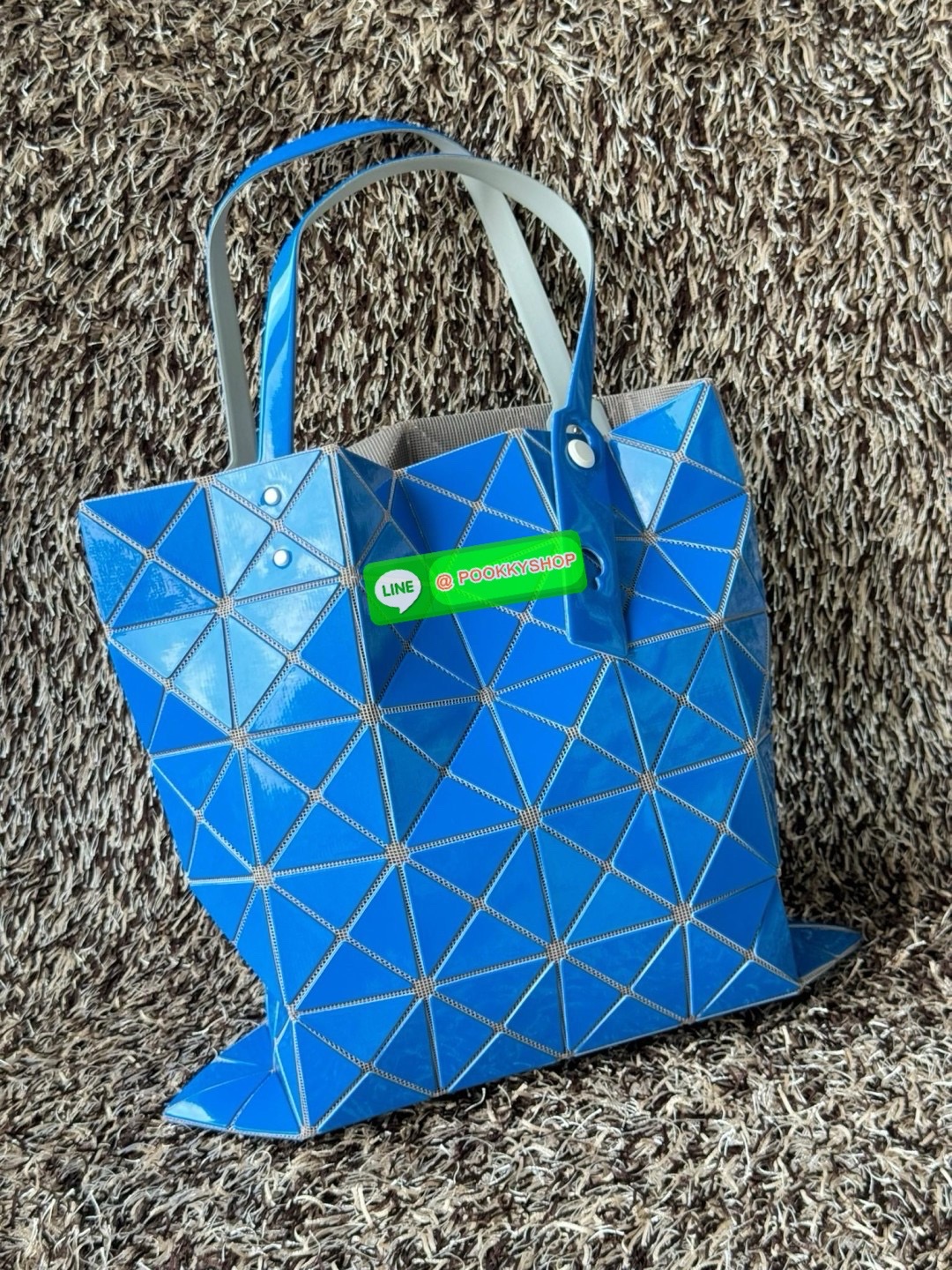 Baobao Issey Miyake 6x6 กระเป๋า Tote รุ่นนี้ถือว่าเป็นกระเป๋า Tote ไซส์กลางที่เหมาะกับการพกพาสิ่งของที่จำเป็นในทุก ๆ วัน มาพร้อมสายที่สามารถปรับได้ทั้งสองสาย และมีช่องใส่ของช่องเล็กด้านใน 1 ช่อง จุของได้เยอะแถมยังทนทาน ใช้เป็น Everyday Bag ได้เลยคะ พกพาสะ