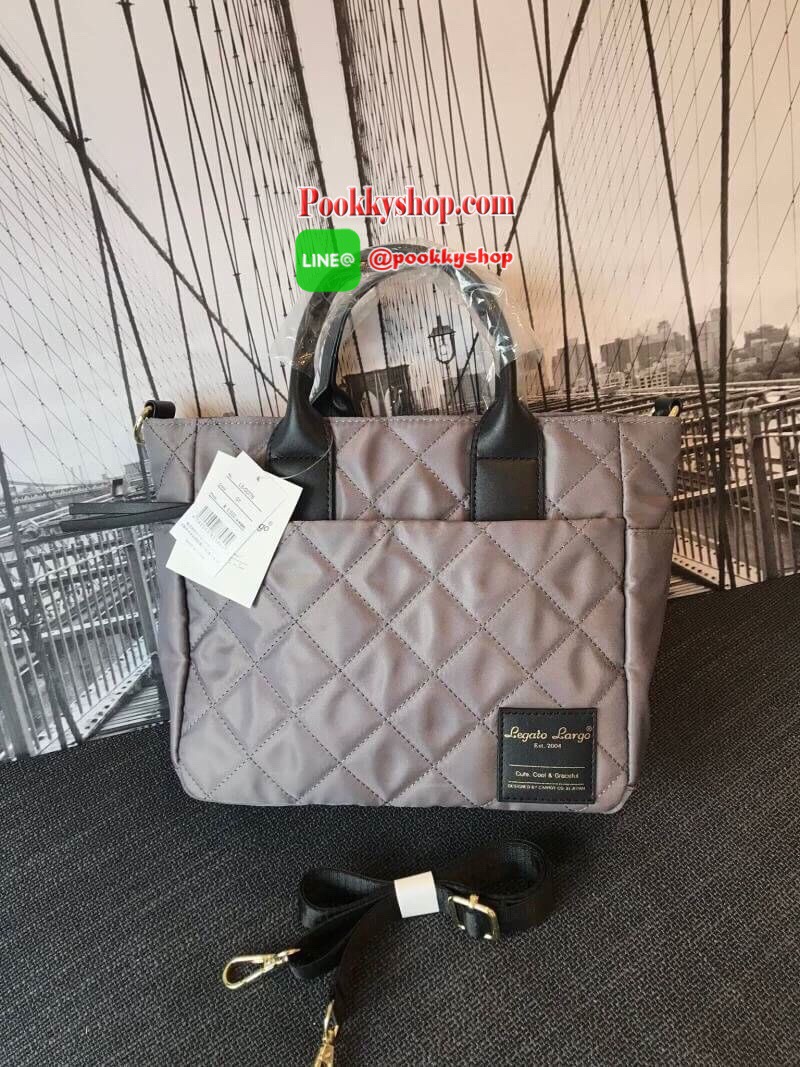 New Collection!! Anello & Legato Largo Quitting 2Way Tote Bag คอลเลคชั่นใหม่จาก Anello ดีไซน์โดดเด่นด้วยการเย็บเป็นตารางแบบนูน วัสดุ Nylon กันน้ำได้และน้ำหนักเบา หูจับเป็นหนัง ด้านหน้ามี1ช่องซิป ช่องใหญ่เปิดปิดด้วยซิปเดียว ภายในช่องใหญ่มีช่องเล็กจัดเก็บขอ