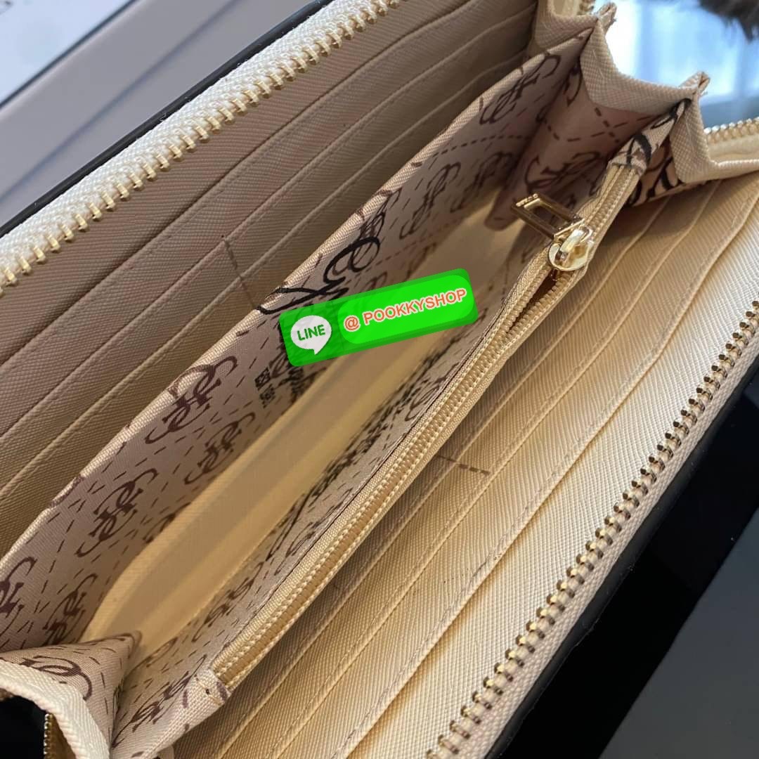 Guess Long Wallet กระเป๋าเงินใบยาวซิปรอบ ด้านหน้ามีโลโก้แบรนด์สีเข้ากระเป๋าสวยสะดุดตา รุ่นนี้มีสายคล้องมือมาให้ เพื่อใช้งานง่ายและสะดวกมากยิ่งขึ้น ด้านในมีช่องใส่ธนบัตร ช่องใส่บัตร และช่องซิปใส่เหรียญค่ะ