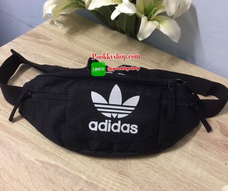 พร้อมส่ง ..... Adidas Originals National Waist Pack Factory กระเป๋าคาดอกและเอว เป็นอีกรุ่นที่ได้รับความนิยมเป็นอย่างมาก ด้วยแบบและดีไซน์ขนาดที่พอเหมาะ ใช้ได้ทุกเพศทุกสไตล์ กระเป๋าทำจากผ้าไนลอนลื่น น้ำหนักเบา ขนาดกำลังดี ดีจุของได้เยอะคะ เปิด-ปิดด้วยซิป ด้