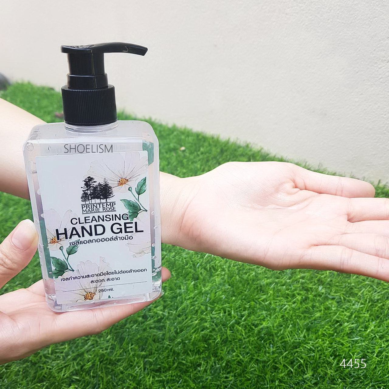 เจลทำความสะอาดมือ โดยไม่ต้องใช้น้ำ มีส่วนผสมจากแอลกอฮอล์มากกว่า 71% ซึ่งมีประสิทธิภาพช่วยลดการสะสมของเชื้อโรค ไวรัส และเชื้อแบคทีเรียต่างๆ ได้อย่างสะอาดปลอดภัย พร้อมทั้งยังบำรุงผิวและถนอมมือจากสารสกัด Organic Aloe Vera Extract, Glycerin, Propylene glycol