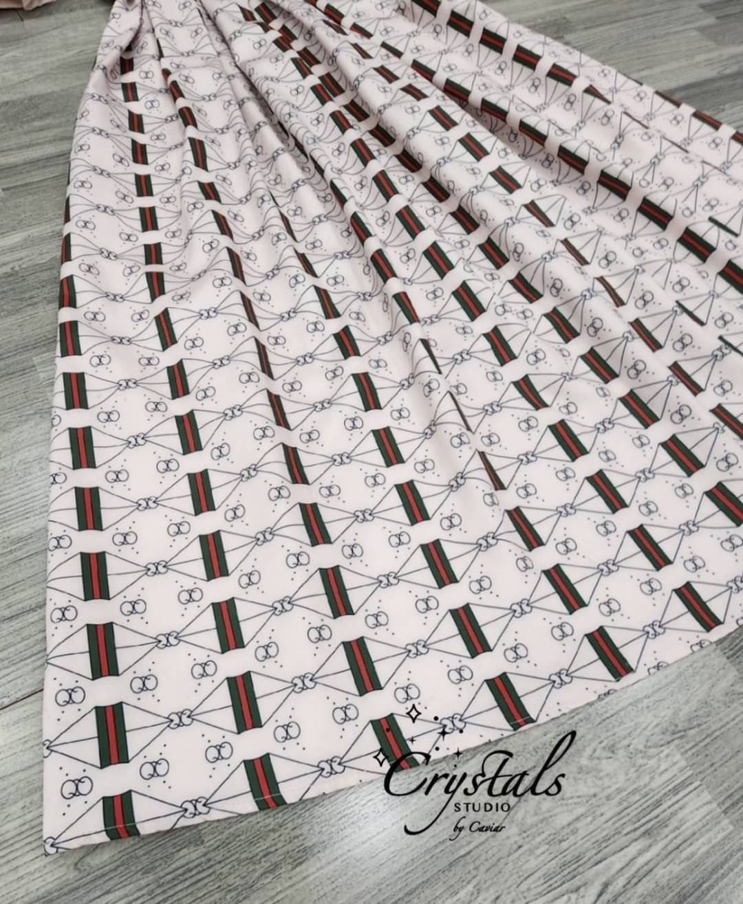 เป็นชุดที่บอกเลยว่าใส่ได้หลากหลายโอกาสแน่นอนค่ะ กับงานเดรสคอเหลี่ยม แขนตุ้กตา ช่วงเอวเก็บทรงสวย กระโปรงยาวเย็บจับจีบใหญ่รอบตัว จัดพร้อมเข็มขัดGCหัวสีทองตามรูป ด้วยดีเทลและคัตติ้งสุดพรีเมียม เนื้อผ้าพิมพ์ลายที่เป็นแบบเฉพาะจากเรา รับรองว่าไม่ซ้ำใครแน่นอน สี