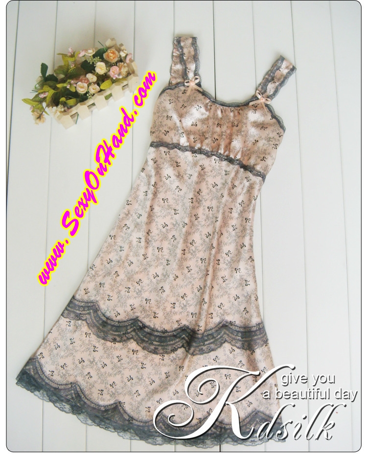 ชุดนอนสายเดี่ยว ชุดนอน ผ้าไหม คุณหนู หรูๆ ลายดอก สีนูท เหลือบโอรสอ่อนๆแต่งขอบชุดและสายด้วยระบายลูกไม้สีเทา สีและแบบสวยหวานๆสุดๆเลยคะ