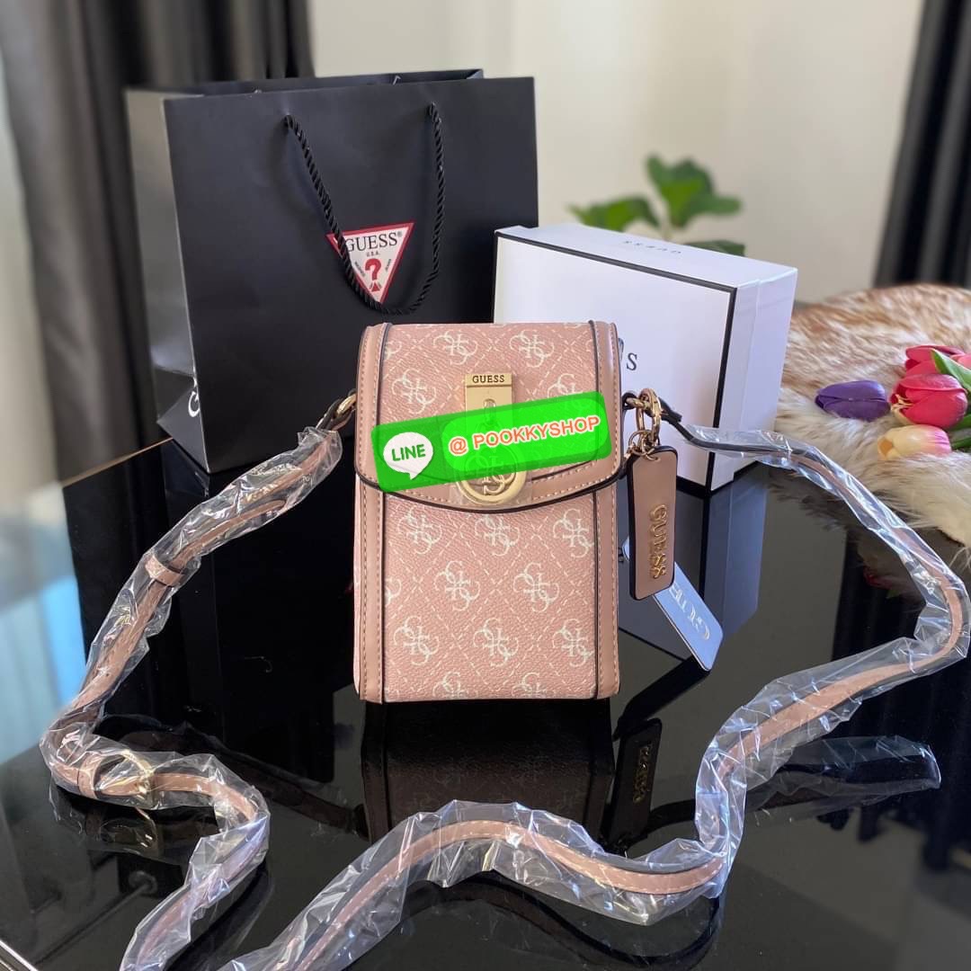 Guess กระเป๋าใส่โทรศัพท์ สวยมากกกก ทรงดีสุดๆ เป็นทรงกล่องทรงสวยที่ตามหากันม๊าก มาก มาพร้อมกล่องครบเซ็ต ด้านหน้าแต่งโลโก้แบรนด์ เปิด-ปิดด้วยกระดุมแม่เหล็ก มีสายยาวเป็นสายหนังปรับระดับได้มากถึง 7ระดับ