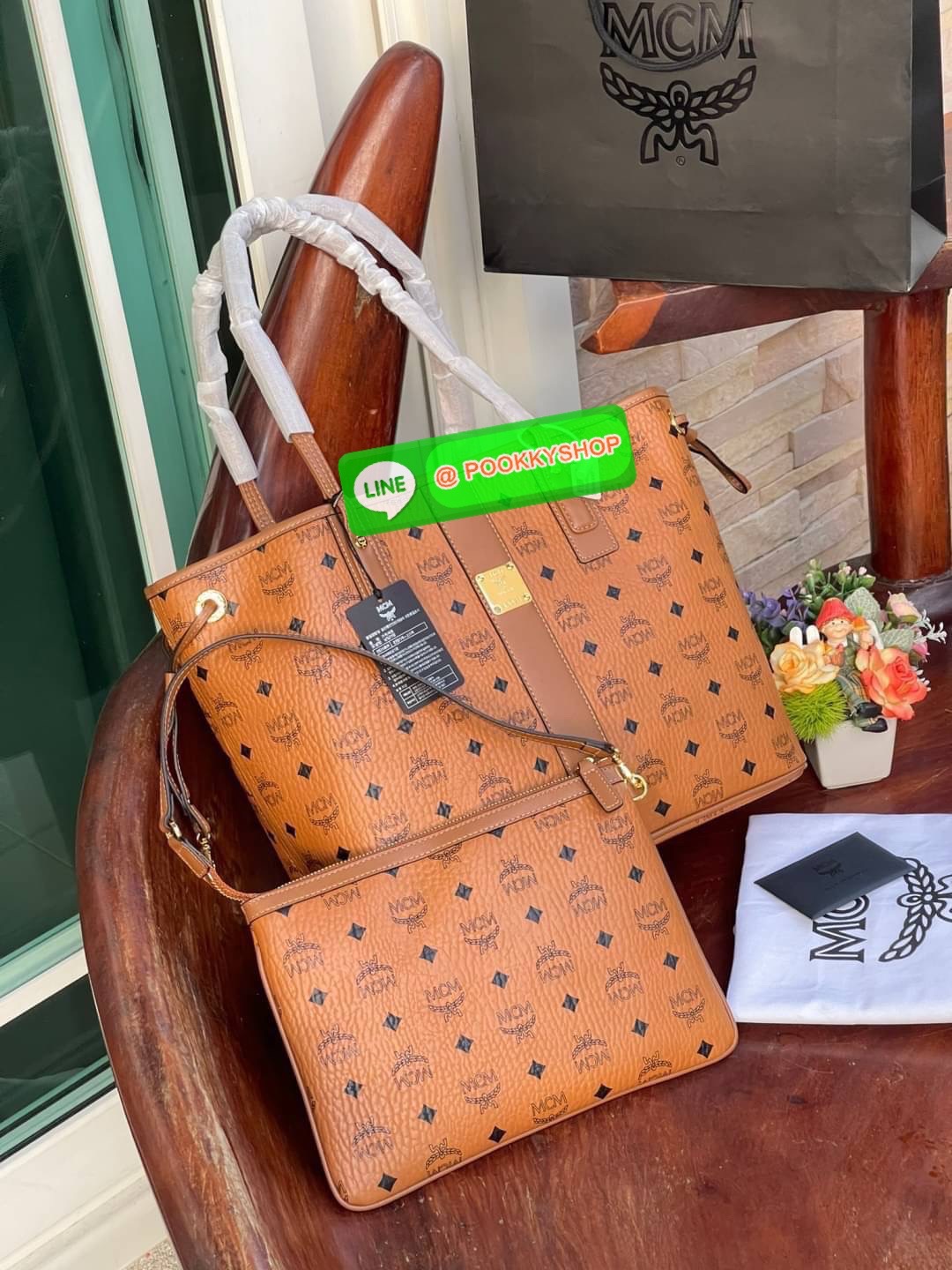 💕Mcm Liz Reversible Shopper in Visetos ขึ้นชื่อว่าเป็นกระเป๋าช็อปเปอร์ แน่นอนว่า จะต้องเหมาะสำหรับสาว ๆ ที่ชอบพกสัมภาระเยอะ ซึ่งรุ่นนี้ไม่ใช่แค่เพียงให้พื้นที่จุของกว้างขวางเท่านั้น แต่ยังออกแบบดีไซน์และรูปทรงให้มีความยืดหยุ่น มีหูรูดด้านข้างที่สา