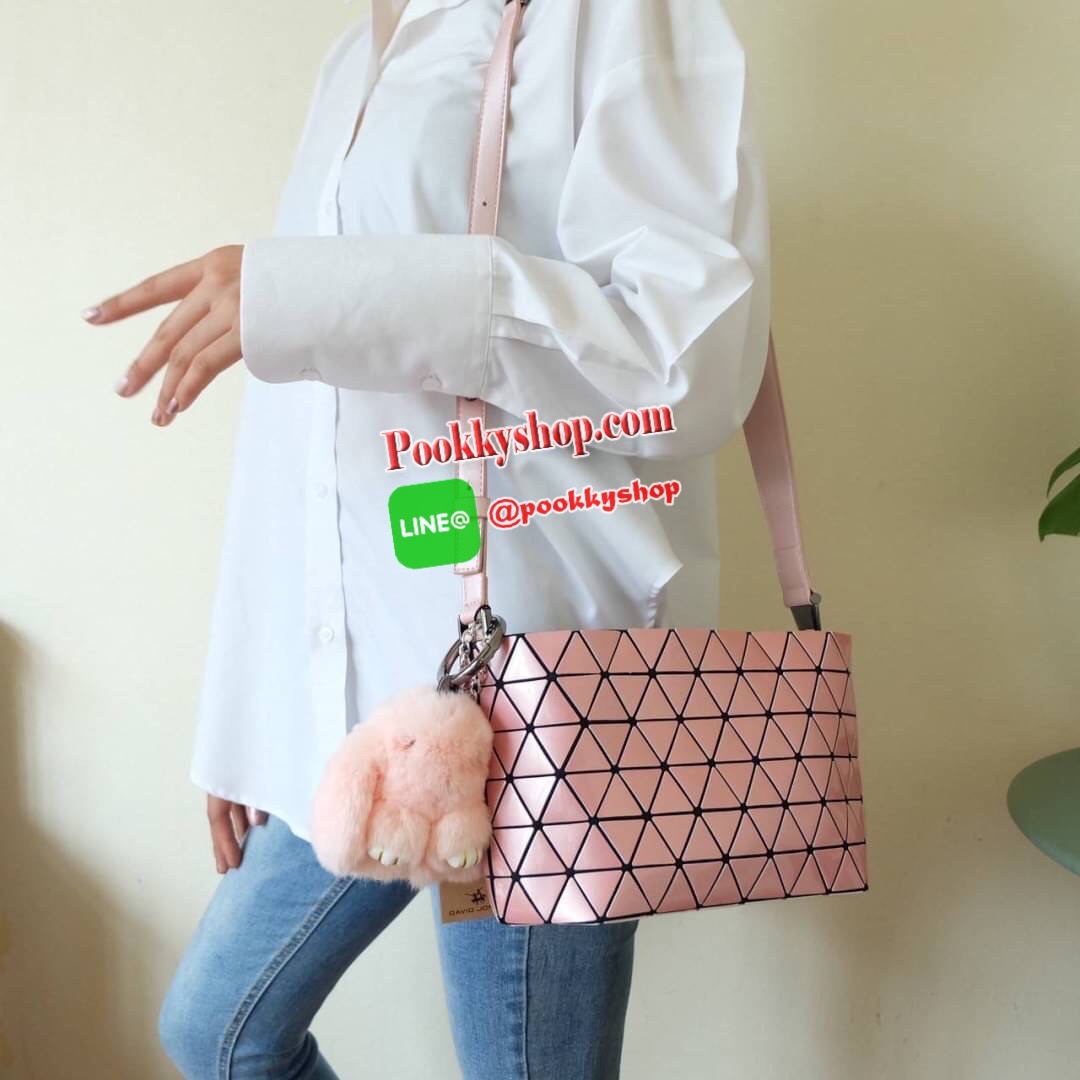 ใหม่ล่าสุด กระเป๋า จากแบรนด์ David Jones กระเป๋าถือ/สะพายข้างดีไซน์เกร๋มาก สีสวยหรูมาก ขนาดกำลังดีเลย น้ำหนักเบามากคะ ภายในมีช่องเก็บของจุกจิกได้ พิเศษ !! แถมน้องกระต่ายขนฟู เข้าset กับกระเป๋าเลยค่า น่ารักมากๆ มีถุงผ้าแบรนด์ให้คะ ใบจริงสวยมากคะ ดีต่อใจ มี