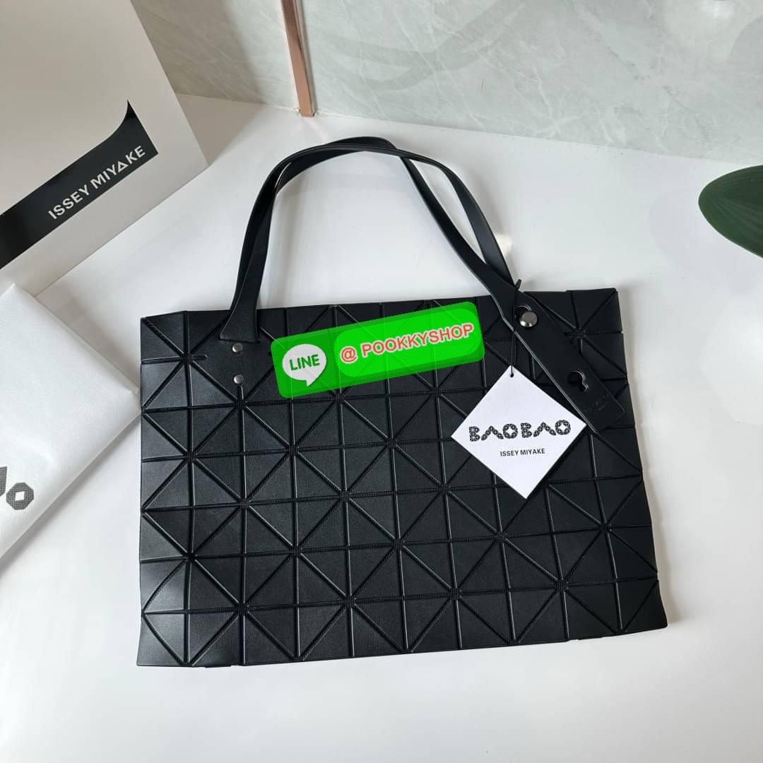 Bao bao Issey Miyake Rock Matte กระเป๋า Bao Bao ซีรีส์นี้จะเป็นทรงสี่เหลี่ยมผืนผ้าและทรงสี่เหลี่ยมจัตุรัส น้ำหนักเบา มีซิปปิดด้านบน ถือเป็นรุ่นที่เหมาะกับการใช้งานในชีวิตประจำวัน สามารถพับมุมและบริเวณด้านล่างของกระเป๋าเพื่อเพิ่มความสะดวกสบายในการใช้งาน ทั
