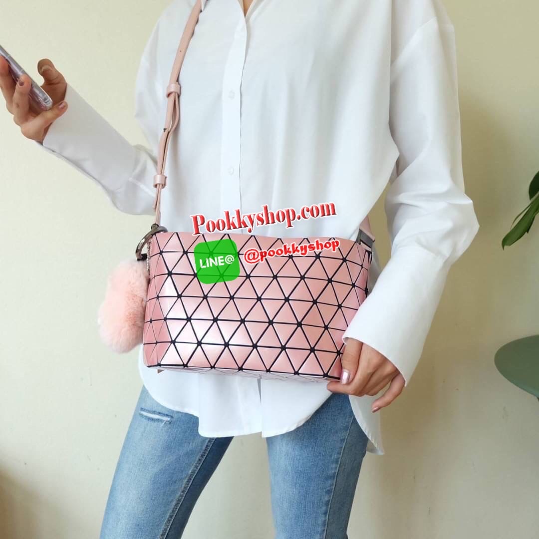 ใหม่ล่าสุด กระเป๋า จากแบรนด์ David Jones กระเป๋าถือ/สะพายข้างดีไซน์เกร๋มาก สีสวยหรูมาก ขนาดกำลังดีเลย น้ำหนักเบามากคะ ภายในมีช่องเก็บของจุกจิกได้ พิเศษ !! แถมน้องกระต่ายขนฟู เข้าset กับกระเป๋าเลยค่า น่ารักมากๆ มีถุงผ้าแบรนด์ให้คะ ใบจริงสวยมากคะ ดีต่อใจ มี