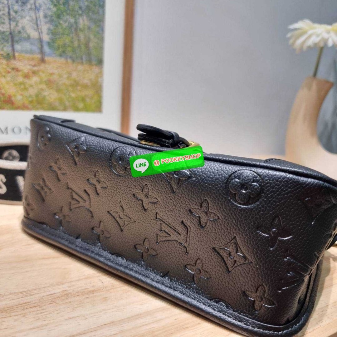 LV diane monogram empreinte bag 🔆 Details กระเป๋ามัลติฟังก์ชั่นสุดคุ้มจากเคาน์เตอร์ dutyfree ที่ดีไซน์ออกมาได้น่ารักน่าใช้มากๆ มีสายมาให้ถึง 2 แบบ สายหนังคล้องไหล่ได้ ปรับสะพายข้างได้ และสายสปอร์ตครอสบอดี้ได้ สวยลูกคุณหนูมากๆ ปรับเปลี่ยนใช้ตามลุคแ