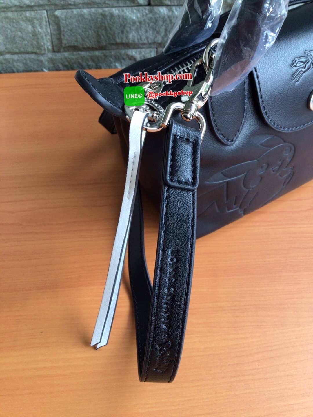 🚚 พร้อมส่ง 🚚 LONGCHAMP X POKE’MON TOP HANDLE BAG XS ขนาด มินิ รุ่น 1500 Collection LE PLIAGE CUIR Fall/ Winter เรียบหรูอย่างฝรั่งเศสกับความน่ารักคาวาอิแบบญี่ปุ่นมาผสม ซึ่งจะเป็นการนำเอาลวดลายพิคาชูมารังสรรค์ลงในกระเป๋าสุดคลาสสิกของแบรนด์ ก