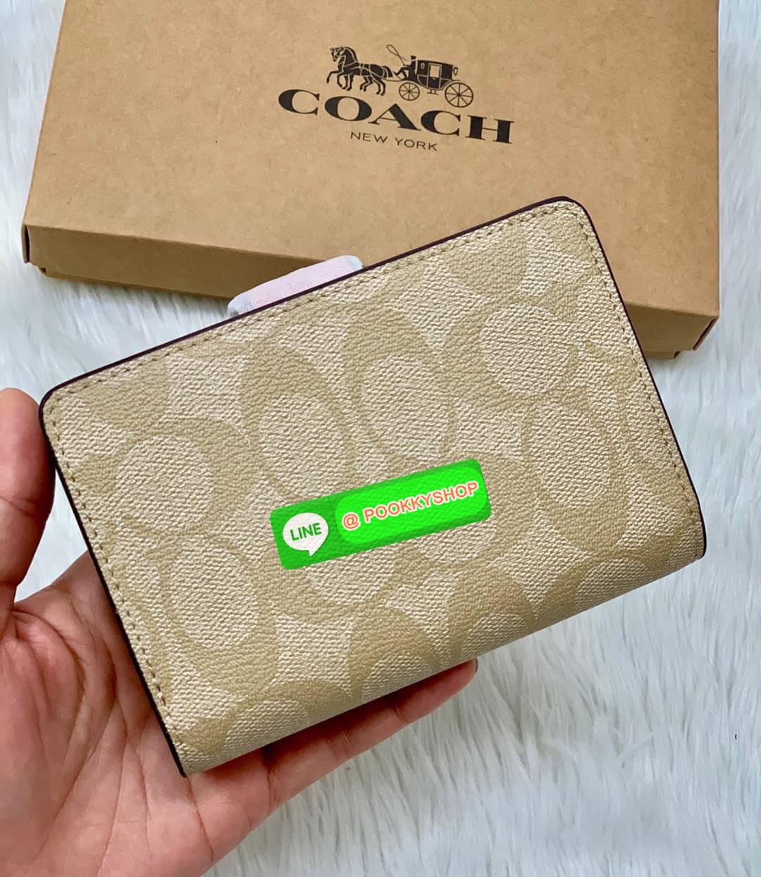 COACH MEDIUM CORNER ZIP WALLET IN SIGNATURE CANVAS ((53562)) 💋กลับมาอีกครั้งค่ะ! กระเป๋าเงินใบกลางหนัง pvc canvas สวยงามค่ะ เปิดปิดช่องหลักด้วยกระดุมภายในมีช่องเสียบบัตรได้ถึง10ช่อง ช่องใส่ธนบัตรหนึ่งช่อง; และช่องซิปสำหรับใส่เหรียญอีกสองช่อง แยกสั