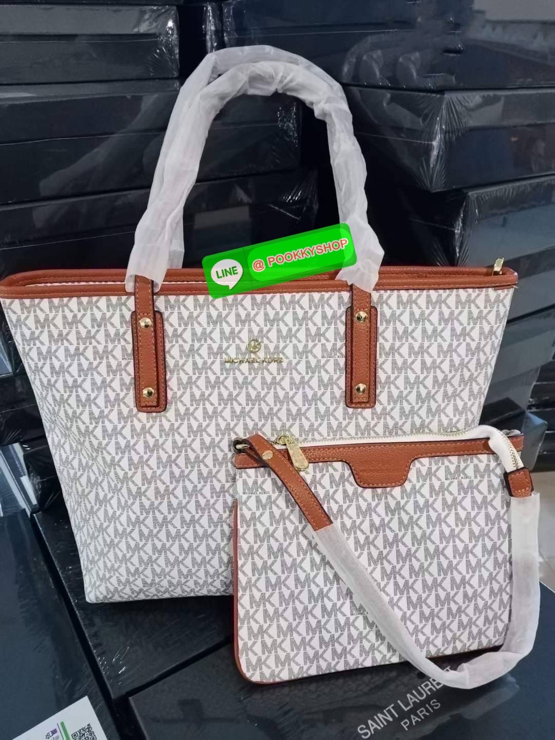 NEW ARRIVALS !! MICHEAL KORS TOTE BAG ของแท้ กระเป๋าสะพายทรง SHOPPING BAG หนัง PVC สวยหรูอยู่ทรง ด้านหน้าประดับโลโก้สีทองสวยหรูพร้อมห้อยพวงกุญแจ MK ภายในปิดเปิดด้วยซิปยาว มีช่องซิปและช่องเล็ก ซับในอย่างดีสกรีน กว้างและจุของได้เยอะมากค่ะ ใส่ ipad กระเป๋าสต