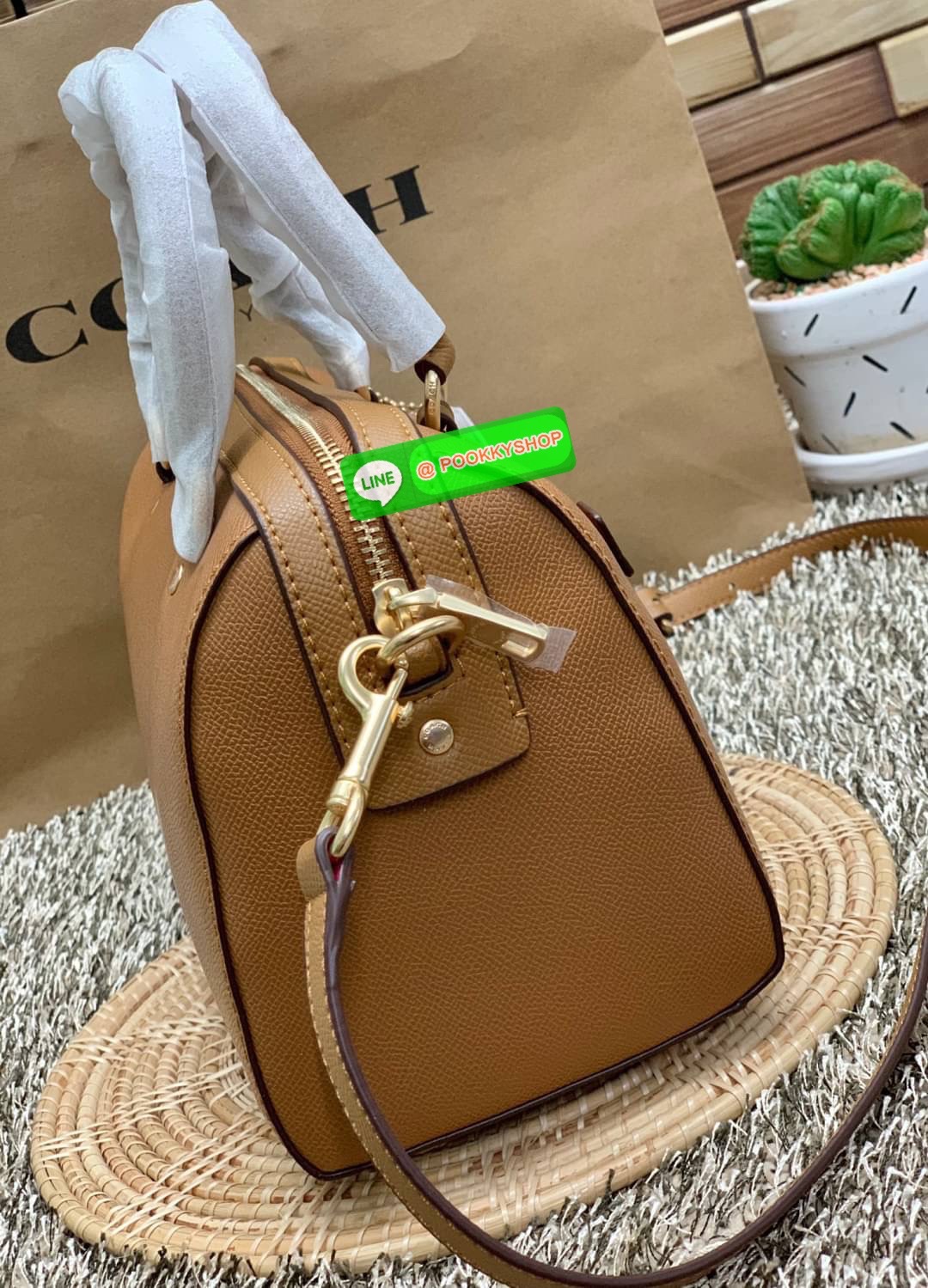 New in!! เข้าแล้วสีที่สาวๆรอคอยกันมานาน ห้ามพลาด COACH ROWAN SATCHEL ((79946)) พร้อมส่ง สิ้นสุดการรอคอย ห้า พลาดค่า! กระเป๋าหิ้ว//คล้องมือ//สะพายข้างได้ หนังแท้ลายหนังสวย ทรงสวย หรูดูผู้ดีมาแต่ไกลเลยค่าา ด้านหน้ามีช่องซิปให้ใส่ของจุกจิก ปากกระเป๋าแบบซิป ภ