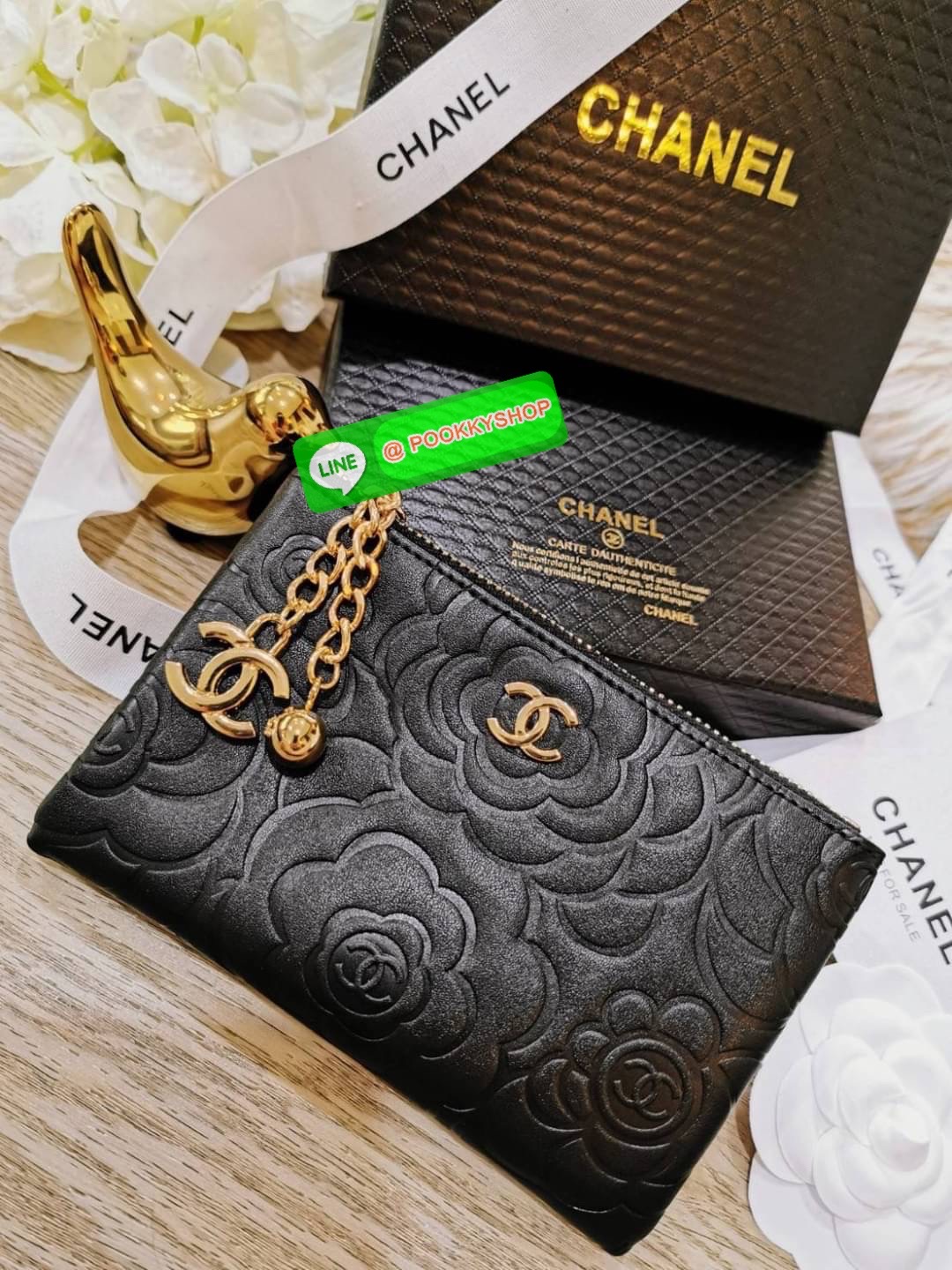 Don't Miss! New Arrival! Chanel Clutch Bag VIP Gift With Purchase (GWP) จาก Chanel Cosmetic Counter วัสดุหนังเรียบลายดอก Camellia สวยหรูเปิดปิดด้วยซิปสะดวกใช้ ด้านหน้าประดับโลโก้แบรนด์อะไหล่ทอง ภายในมีโลโก้ เเถบ Not for sale มีช่องใส่บัตรหลายช่องสามา