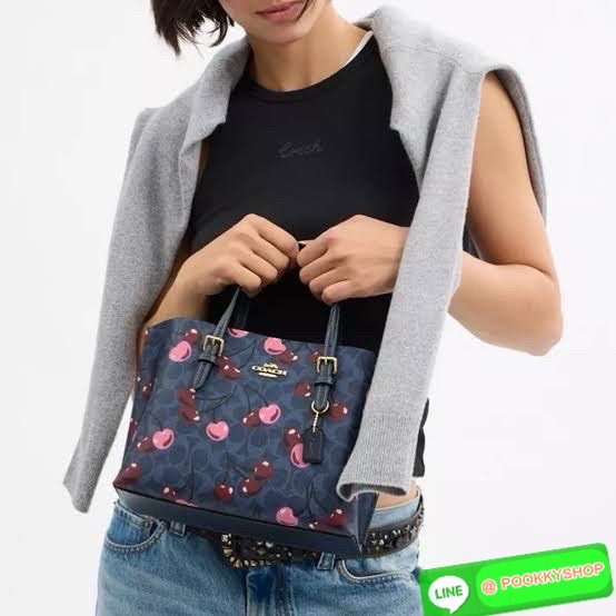 👜Coach CZ772 Mollie Tote Bag 25 In Signature Canvas With Cherry print 🍒 กระเป๋าทรง Tote ลายซิกเนเจอร์พิเศษ ดีไซน์น่ารักสุดคลาสิคมาพร้อมสายสะพายยาวและสายถือ หนังกับตัวกระเป๋าได้อย่างมีเอกลักษณ์ เหมาะสำหรับใส่ของใช้ประจำวัน พร้อมช่องซิปหลักก