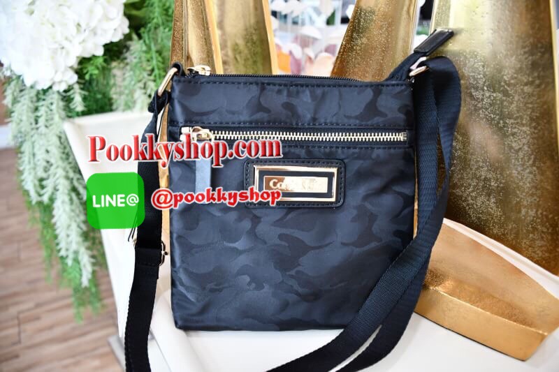 Cavin Klein กระเป๋าถือ วัสดุNylon ด้านหน้ามีโลโก้แบรนด์ มี1ช่องซิปใส่ของได้ ภายในสกรีนโลโก้แบรนด์มีช่องซิปเล็กด้านใน เปิด-ปิดด้วยซิป ใส่ตังต์ ใส่โทรศัพท์ เท่ห์ๆไปเลยค่า