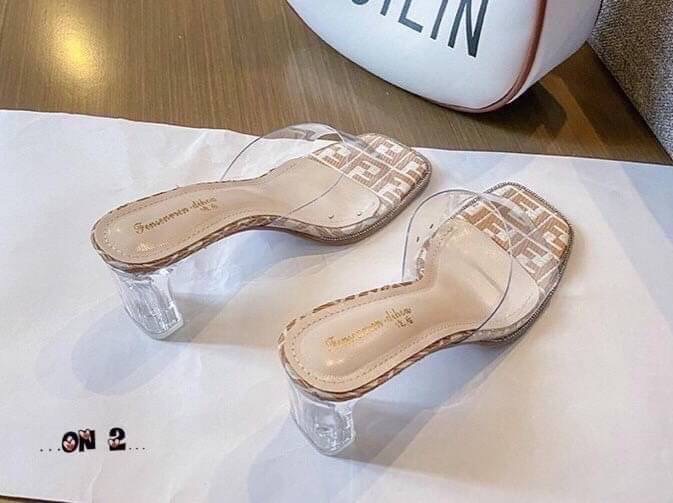 มาคร่า รองเท้าส้นสูงส้นแก้วหน้าใสพื้นลายสไตล์แบรนด์ สูง 7 cm สวยสูงสง่าดูแพงดูดีมากค่ะ