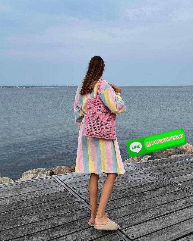 PRADA RAFFIA TOTE BAG สวยไม่ซ้ำใคร สไตล์บีช เหมาะมากกับการสะพายไปเที่ยวทะเล หรือจะใช้ในวันสบายๆก็ตอบโจทย์ กับกระเป๋าสะพายสานใบใหญ่ ตัวกระเป๋าเป็นวัสดุสังเคราห์จากธรรมชาติ สานทอเต็มใบออกมาเป็นลวดลายสวยงาม มีกระเป๋าซับในให้ สำหรับใส่ของเป็นสัดส่วน และรูดปาก