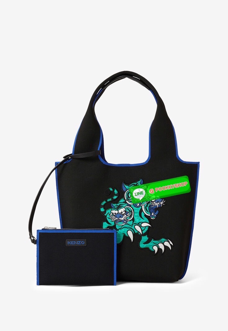 🚚 พร้อมส่ง 🚚 KENZO X KANSAI YAMAMOTO TIGER TOTE BAG กระเป๋าสะพายไหล่ ทรง โท้ทิสี ดำ และ น้ำเงินเข้ม x คันไซ ยามาโมโตะ Three Tigers จาก KENZO โดดเด่นด้วยลวดลายปัก วัสดุเป็นผ้าอย่างหนานุ่มคุณสมบัติพิเศษเฉพาะแบรนด์ น้ำหนักเบามากๆ หูหิ้วด้านบน