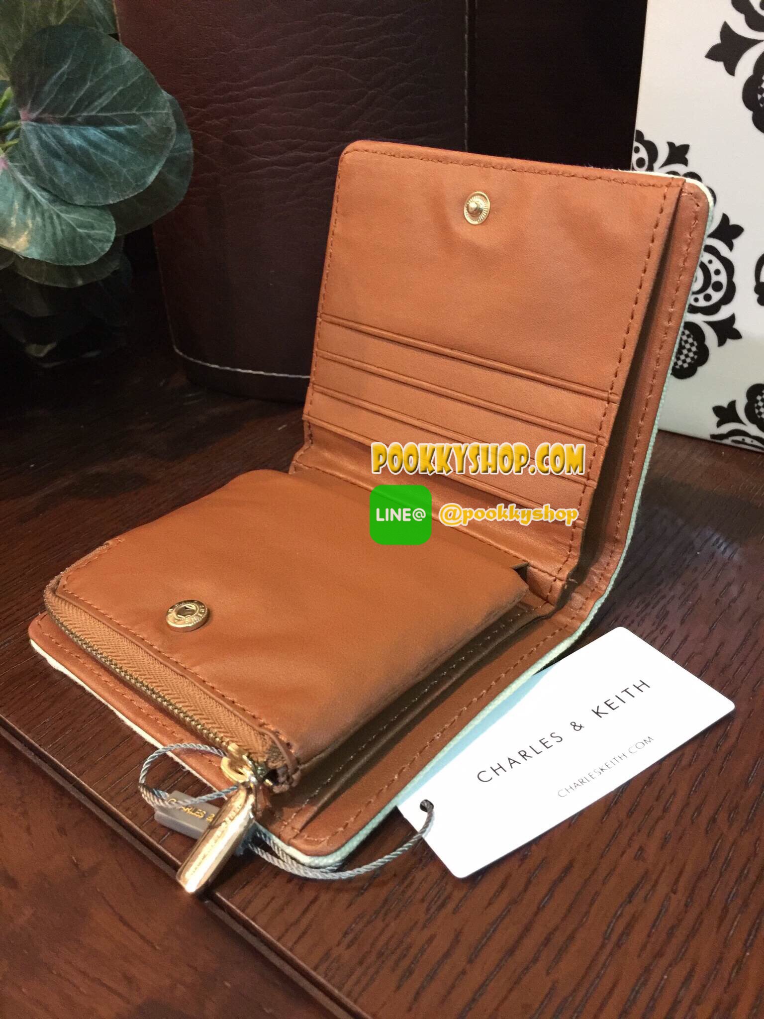 รุ่นใหม่รับซัมเมอร์! NEW! CHARLES & KEITH BEIGE BOXY PINEAPPLE WALLET กระเป๋าสตางค์ใบสั้นพับ 3 ตอน รุ่น Limited Edition วัสดุ Canvas ปักลายสับปะรดดีไซน์สวยเก๋ไม่ซ้ำใคร ภายในมีช่องซิปสำหรับใส่เหรียญ หัวซิปปั้มโลโก้ มีช่องใส่บัตรหลายช่องพร้อมช่องใส่ธนบัตร ส