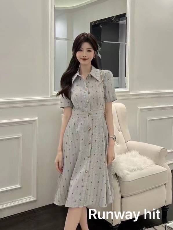 ใหม่ล่าสุด collection Chanel 2022 dress ทรงสวยผ้า jacquard ลายเส้น ปักลายlogo cc และดอก คามืเลียตามแบบฉบับ Chanel กระดุมปั๊ม เป๊ะทุกจุด ผ้าทิ้งตัวมีน้ำหนัก cutting เนี้ยบ งาน high end ห้ามพลาด