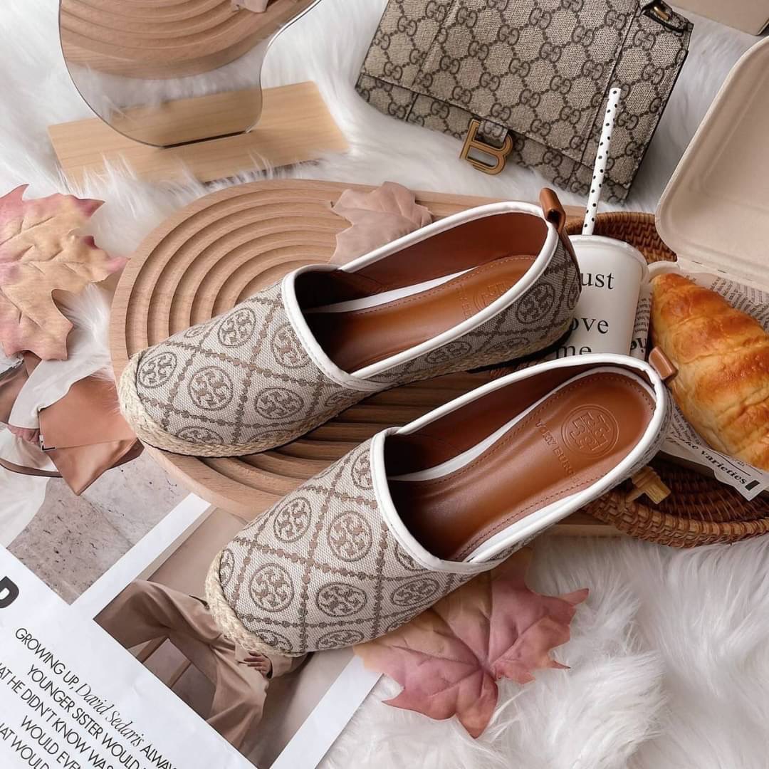 งานเข้าใหม่ เพิ่งเข้าเรยจร้า สีใหม่ รองเท้าผ้าใบ ทอรี่เบิร์ชโมโนแกรม ตัวใหม่ ล่าสุดปีนี้ แบบ คุณเบลล่า สวยค่ะ ผ้าทอสวย เหมือนแท้ พื้นปั้มแบรนด์