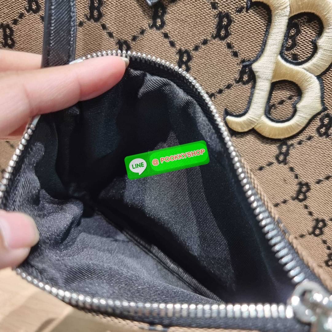 MLB MONOGRAM TOTE BAG กระเป๋าทรงโท้ท ใบใหญ่จุคุ้ม ที่มีกิมมิคไม่เหมือนใคร ด้วยดีไซน์ลวดลายโมโนแกรมเอกลักษณ์ ปั๊มลงบนผ้าแคนวาสและหนัง pu คุณภาพดี สวยคม ปากกระเป๋ามีอะไหล่เกี่ยวกันของหล่นได้ มาพร้อมสายสะพายในตัว ภายในโล่งกว้างมาก ใส่ของสำคัญได้แบบไร้กังวล ห