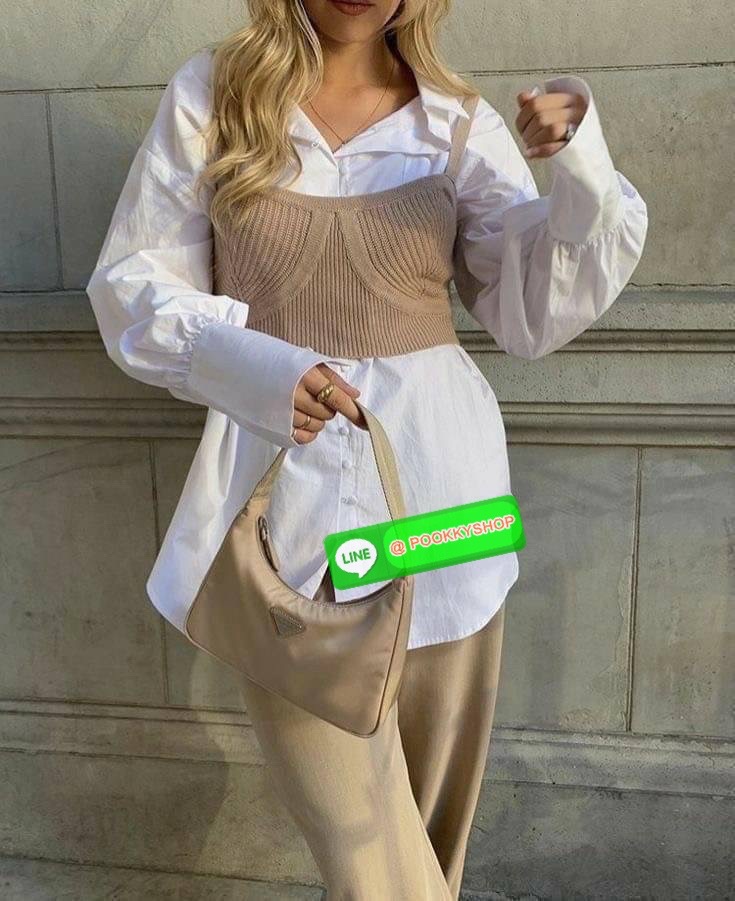 รุ่นใหม่แนะนำ!! รุ่นขายดีในตำนานค่ะ กับงานพรีเมี่ยมกิ้ฟท์ PRADA NYLON HANDBAGS ขนาดกะทัดรัด #อะไหล่เงิน วัสดุทำจากผ้าNylon อย่างหนา อยู่ทรง กันน้ำได้ หายห่วงคะ ด้านหน้ามีโลโก้แบรนด์ เปิดปิดด้วยซิป มาพร้อมสายผ้า ไม่สามารถถอดได้ ภายในบุผ้าลายPrada และป้ายโล