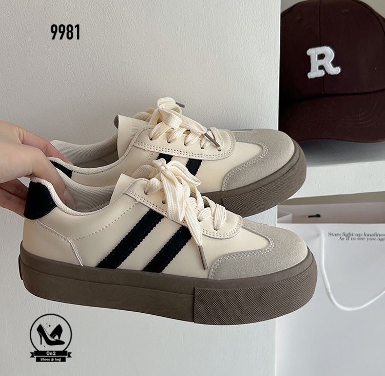 รองเท้าผ้าใบทรงสวย ดีไซน์ลายแถบสองข้าง ใส่แล้วลุคดูแพงแบบแกล้ง ๆ แต่ราคาเป็นมิตรสุด ๆ พื้นหนาแบบกำลังดี ช่วยเพิ่มความสูงแถมขาดูเรียวขึ้นทันตา ใส่ไปเรียน ทำงาน เที่ยว คาเฟ่ ได้หมดทุกมูด