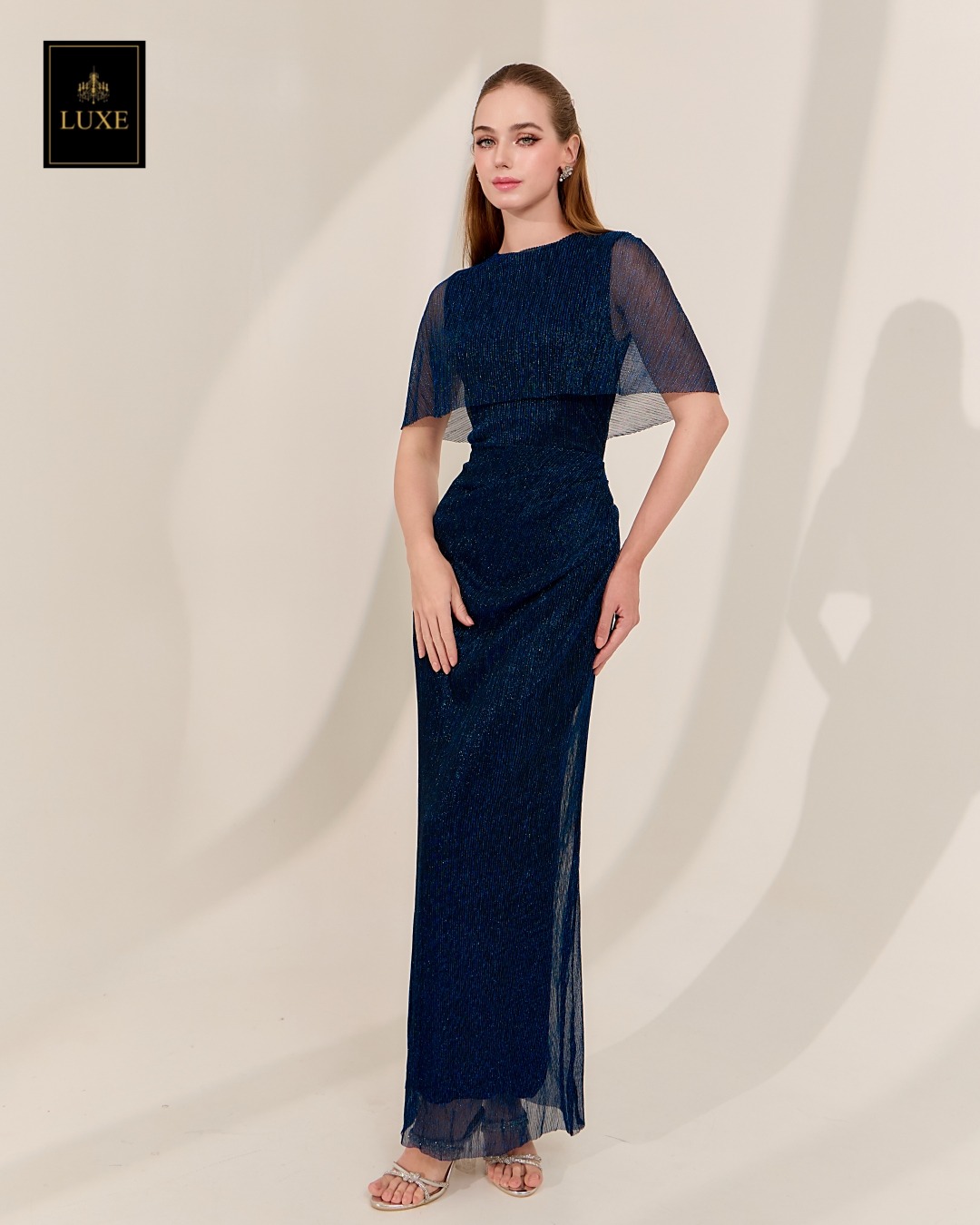 เดรสแฟชั่น เดรสเสื้อคอกลมแขนกุด ดีเทลเป็นเสื้อคลุมไหล่ในตัว กระโปรงทรงสอบจับเดรป