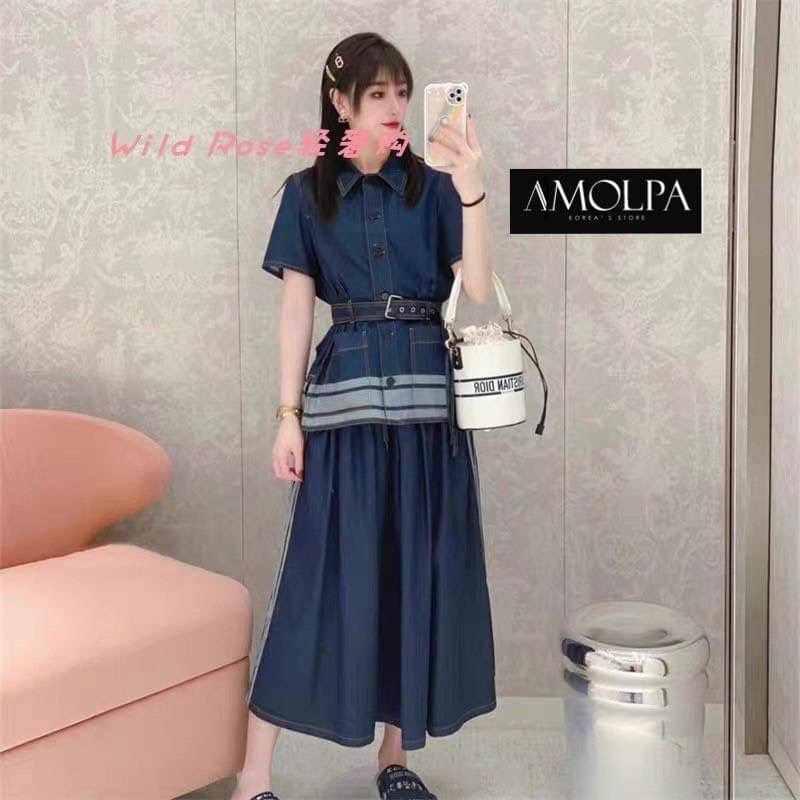 SET TOP+SKIRT CHRISTIAN DIOR DENIM มาให้ช๊อปทั้งเสื้อและกระโปรง สำหรับแบรนด์ CHRISTIAN DIOR คอลเลคชั่นใหม่ งานผ้ายีนส์คุ้มค่าต่อการครอบครองมากกกก สุดคุ้ม ตัวเสื้อเป็นเสื้อคอปกกระดุมหน้า มาพร้อมเข็มขัดยีนส์ หลังปลายเสื้อทออักษร CHRISTIAN DIOR มาพร้อมกระโปร