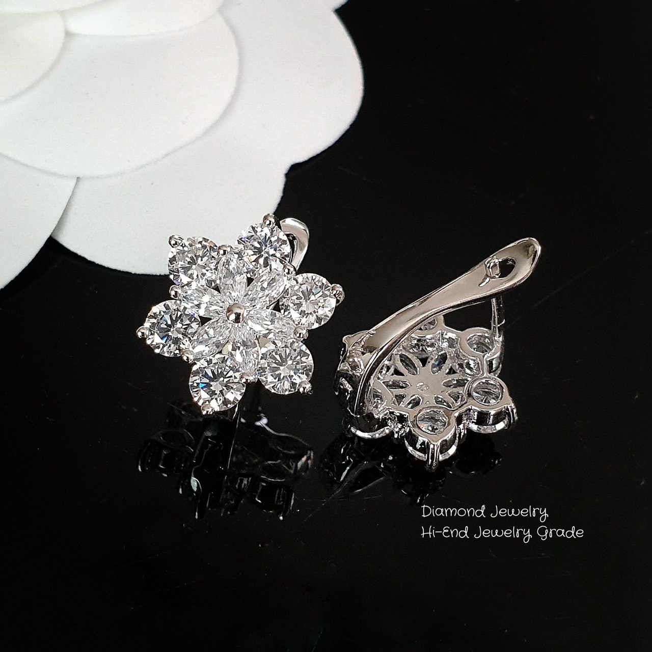 New Arrival !!!!!! Diamond Earring งานเพชร CZ แท้ งานสวยมว้ากกกกกถึงมากที่สุดคะ รุ่นนี้แนะนำเลยค่ะ เพชรเยอะ เพชรน้ำขาวมากๆ ใส่ออกมาสวยแน่นอนค่ะ ทรงสวย ดีไซน์โมเดิร์น ขนาดกำลังดี เหมาะทั้งใส่ออกไปทำงานประจำวันหรือใส่ออกงานกลางคืนก็สวยเด่นเล่นไฟจ้า ที่สำคัญ