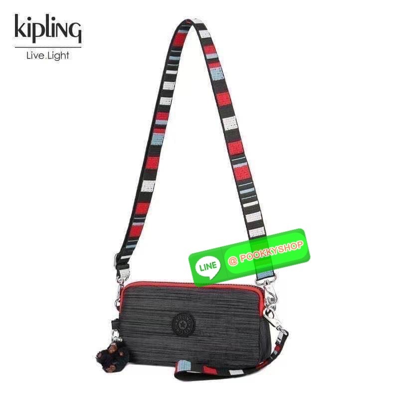 KIPLING 3 Monkey program Seoul up clutch & sling bag กระเป๋าคล้องมือ หรือ สะพายข้าง ขนาดเล็ก วัสดุ Nylon & Polyester 100% ใช้งานได้ 2 รูปแบบ มีสายสลับเปลี่ยนได้ทั้งแบบคล้องมือหรือสะพายข้าง เปิด-ปิดด้วยซิป ช่องหลักโล่ง มีช่องใส่บัตรด้านข้าง 6 ช่อง และช่องด