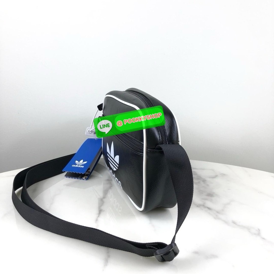 กระเป๋าสะพาย adidas ด้านหน้ามีช่องซิป 1 ช่อง ด้านบนเปิด - ปิดกระเป๋าด้วยซิป ด้านในโล่ง สายสะพาย สามารถปรับได้ Free Size ค่ะ