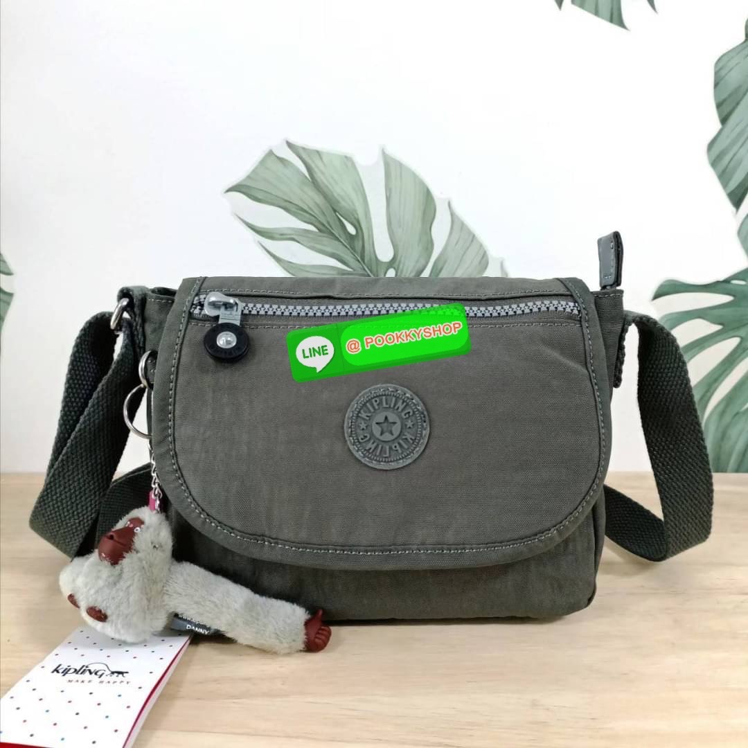 KIPLING SABIAN CROSSBODY MINI BAG กระเป๋าสะพายข้าง วัสดุ Nylon & Polyester 100% ขนาดเล็กกำลังน่ารัก เปิด-ปิดด้วยฝาปิดกระดุมแม่เหล็กและซิปแบรนด์ ด้านในทีแท็กแบรนด์