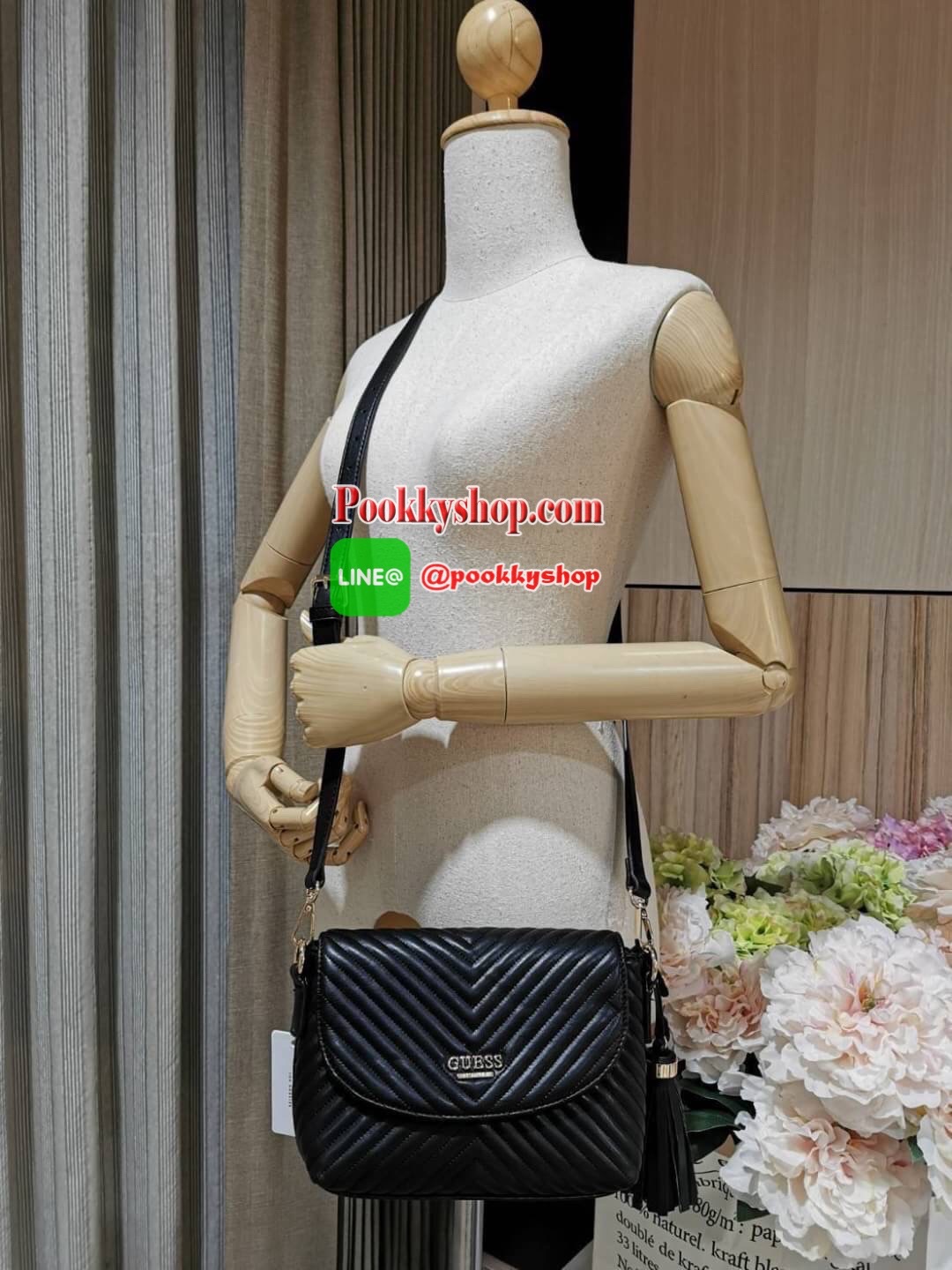 NEW! GUESS CROSSBODY BAG กระเป๋าสะพายรุ่นใหม่ล่าสุดดีไซน์คลาสสิควัสดุหนังนิ่มเดินเส้นลายตารางสวยอยู่ทรงด้านหน้าประดับโลโก้ GUESS เปิดปิดด้วยฝาปิดกระดุมแม่เหล็กประดับด้วยพู่หนัง ภายในมีโลโก้และช่องซิป กว้างและจุใส่กระเป๋าสตางค์ มือถือ ของจุกจิกได้เยอะ สายส