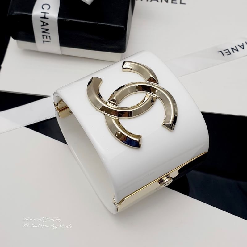 Super Hi-End Quality !!! ((งาน 1:1 เกรดดีที่สุดในท้องตลาด)) Chanel Cuff คอลใหม่ล่าสุด จัดให้ตามคำขอจ้า พร้อมส่งเลยจ้า chanel cuff ตัวกำไลอะไหล่ stainless สีทองเกรดคุณภาพ top premium ตัวกำไลมีน้ำหนักน้า ไม่เบาก๊องแก๊งเหมือนงานถูกๆ ค่ะ อะไหล่ทอง 18k plated