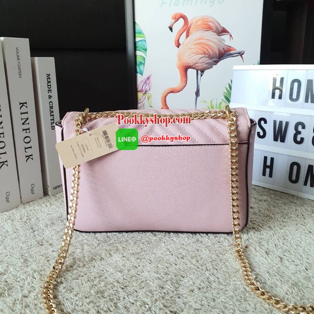 NEW ARRIVAL 2019 !! VICTORIA SECRET CROSSBODY BAG แบรนด์ดังจากอเมริกาสุดฮิตของวัยรุ่น กระเป๋าสะพาย หนังสังเคราะห์นิ่มอยู่ทรง อะไหล่ทอง ด้านหน้าประดับชื่อโลโก้แบรนด์ ขนาดน่ารักกำลังดี เปิดปิดด้วยฝากระดุมแม่เหล็ก ภายในบุลายปั้มแบรนด์ มีช่องเล็กใส่ของจุกจิก