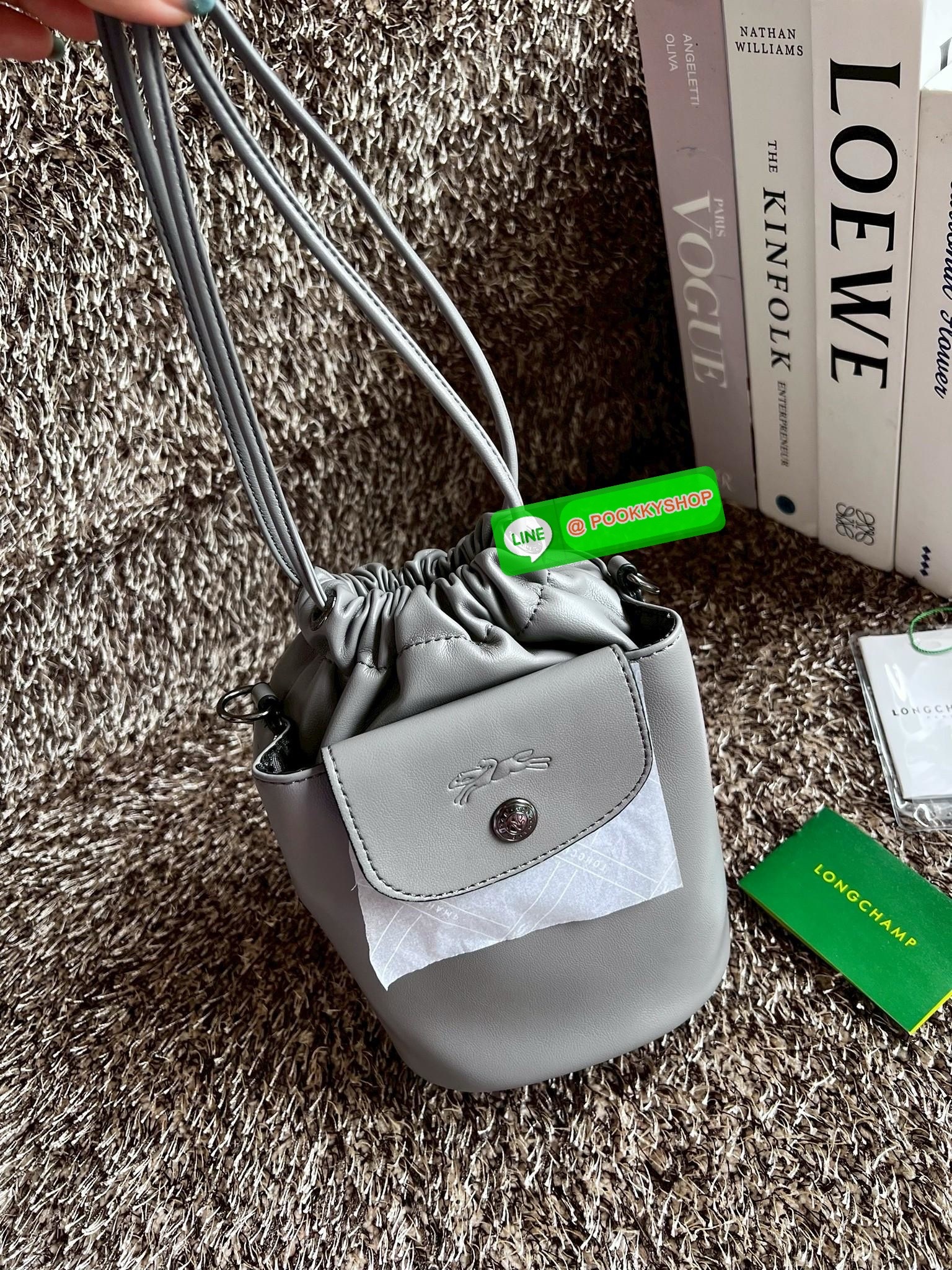 NEW ARRIVAL! LONGCHAMP LE PLIAGE XTRA XS BUCKET BAG ต้องบอกก่อนว่ารุ่นนี้เป็นรุ่นที่ใช้ออกมาแล้วไม่มีคำว่าผิดหวัง ออกแบบมาสวยแบบตัวแม่เลยค่าา 🔖พร้อมส่งทันที! กับกระเป๋าทรงบัคเกต หนังแท้smooth leather อย่างดี ใบกลางเจ้าลำตัวแล้วสวยมากก