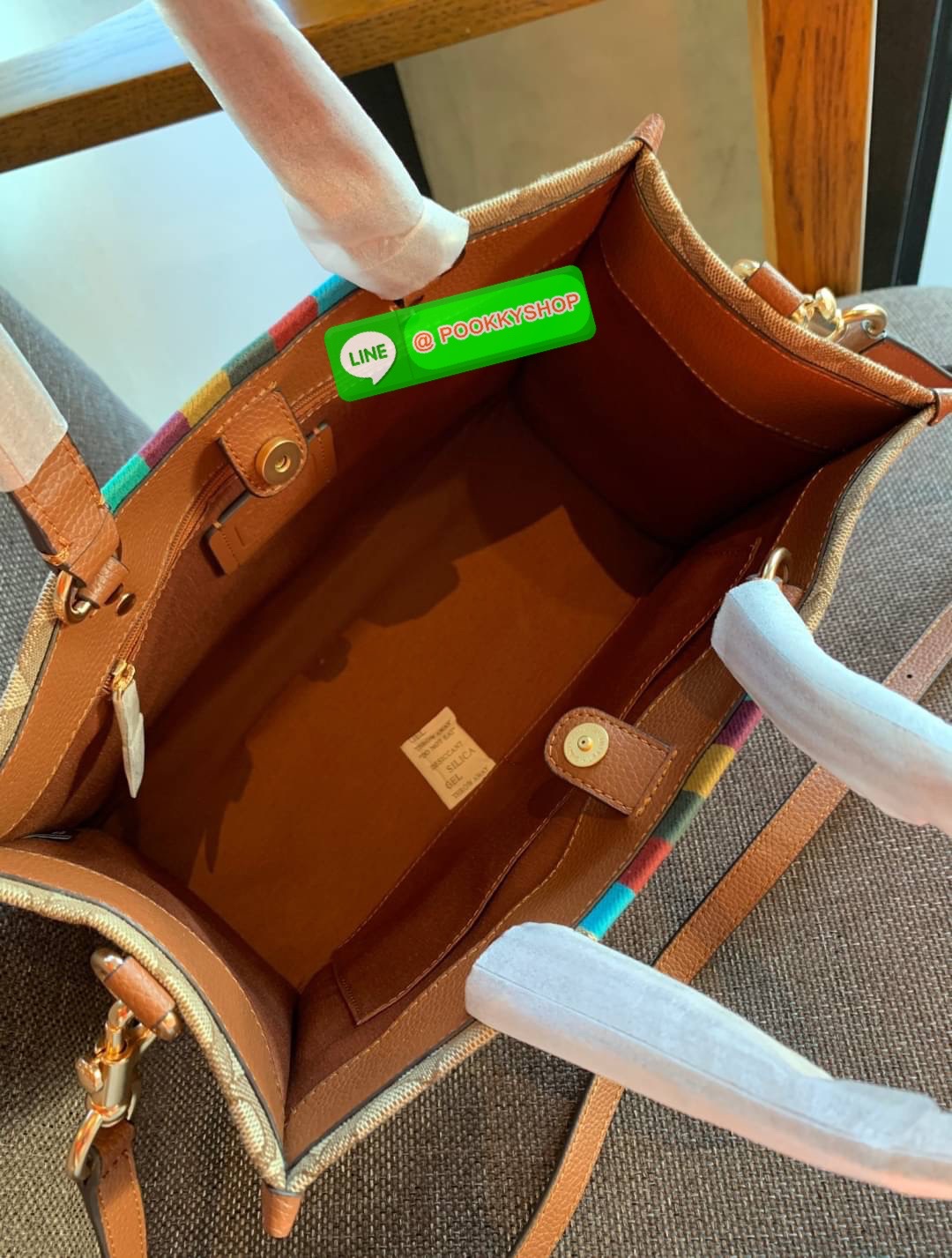 Coach Dempsey Tote 21 In Signature Jacquard With Stripe And Coach Patch ((C5637)) ✈️พร้อมส่งความสวย! คุณภาพจัดเต็มเลยค่ะ กระเป๋าทรงTote ไซด์กลางๆ วัสดุ Jackquard+หนังแท้ ได้ลงตัวสวยงาม 🔺สีคอลเลคชั่นใหม่ล่าสุด!