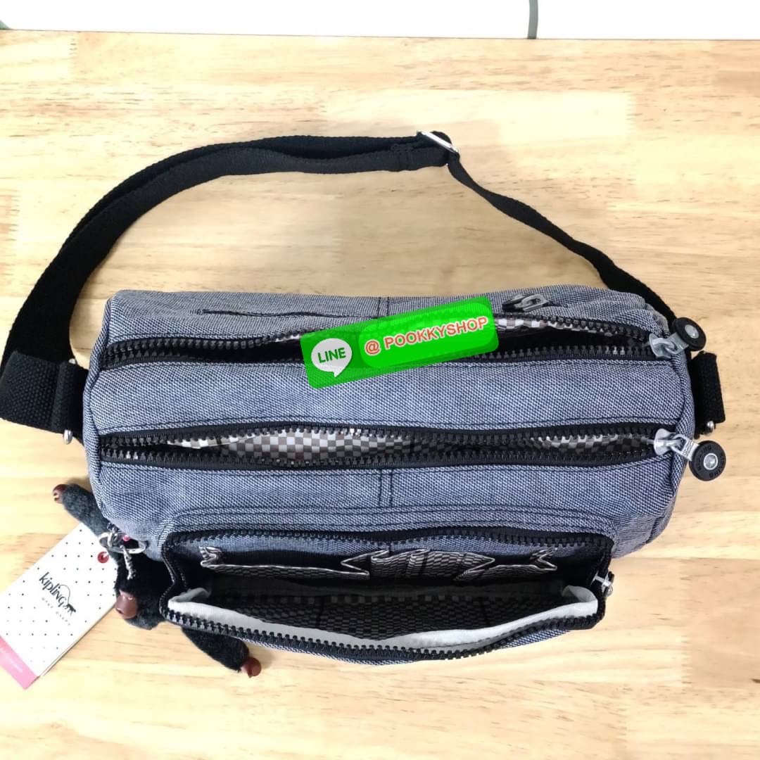 KIPLING RETH CROSSBODY BAG ซับในตาราง วัสดุ Nylon+polyester กระเป๋าสะพายข้างหรือ สะพาย Crossbody ได้ ช่องหน้าเปิด-ปิด ด้วยซิป พร้อมช่องแยกบ่อยด้านข้าง ช่องหลัก 2 ช่อง ด้านในโล่งกว้าง สามารถจุสัมภาระได้เยอะ พร้อมช่องซิปหลัง สายสะพายปรับระดับสั้น-ยาว ได้ fr