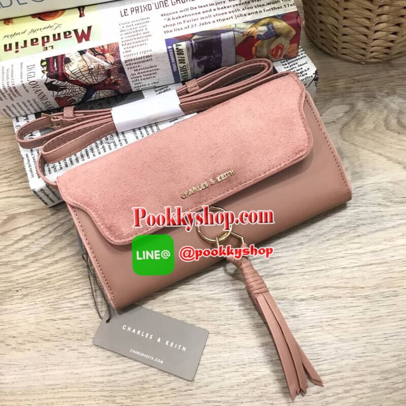 Don't Miss! CHARLES&KEITH WALLET กระเป๋าคลัชรุ่นใหม่ล่าสุดแบบชนช็อปเปิดปิดด้วยฝาปิดกำมะหยี่กระดุมแม่เหล็กประดับพู่หนังดูมีดีเทล ด้านหน้ามีโลโก้แบรนด์ ภายในมีทั้งช่องซิปและช่องใส่บัตรหลายช่องสามารถใส่ธนบัตร มือถือ เหรียญและบัตรได้เยอะ ด้านหลังมีอีก1ช่