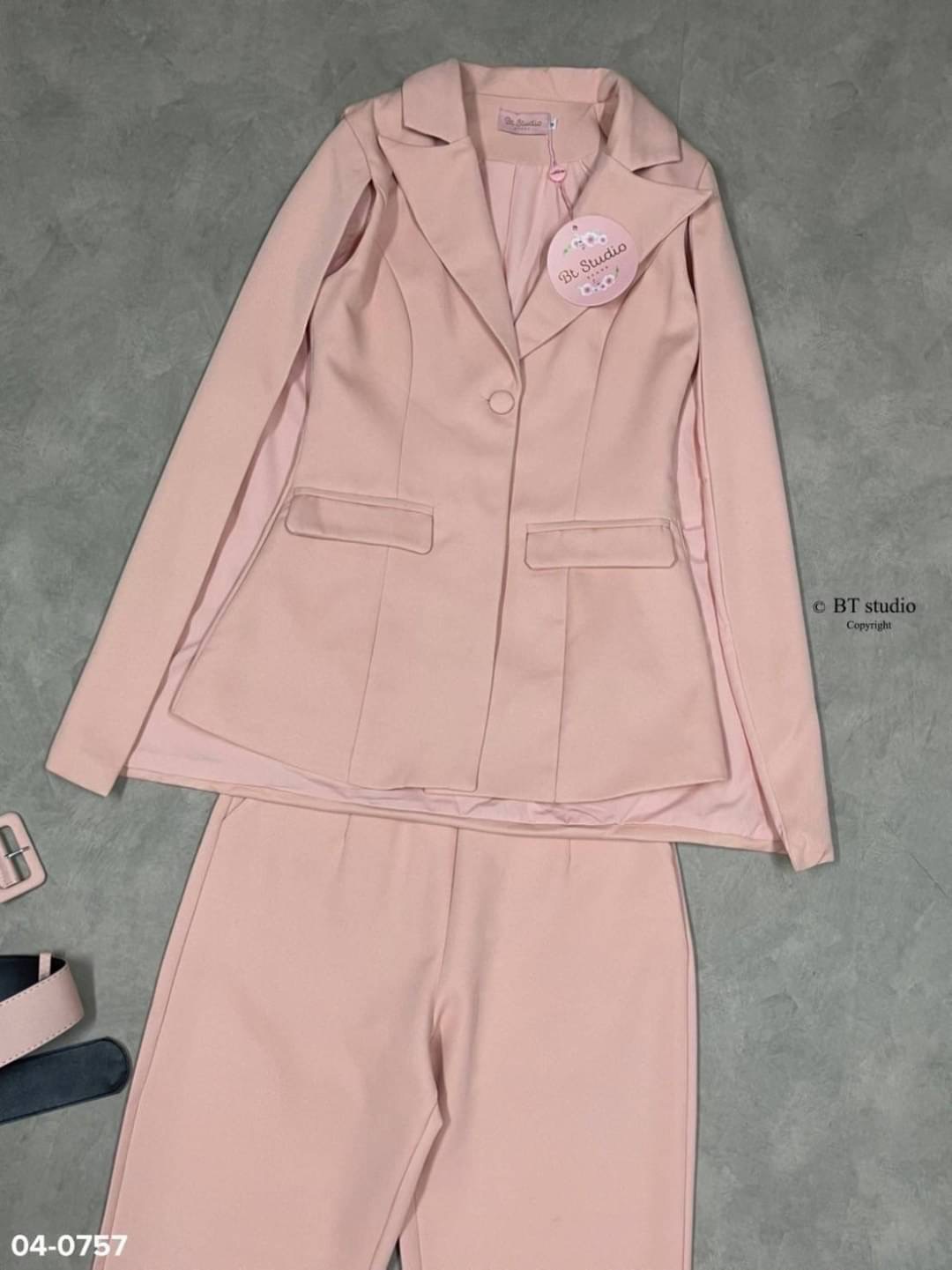 เซท 3 ชิ้น เสื้อเบเซอร์แขนกุด แต่งแขนเป็นผ้าคลุม กระดุมหน้า มาพร้อมเข็มขัด แมทซ์กับกางเกงขายาวมีกระเป๋าข้างใช้งานได้จริง ลุค CEO แบบ สวย หรู ดูแพงจ้าาา