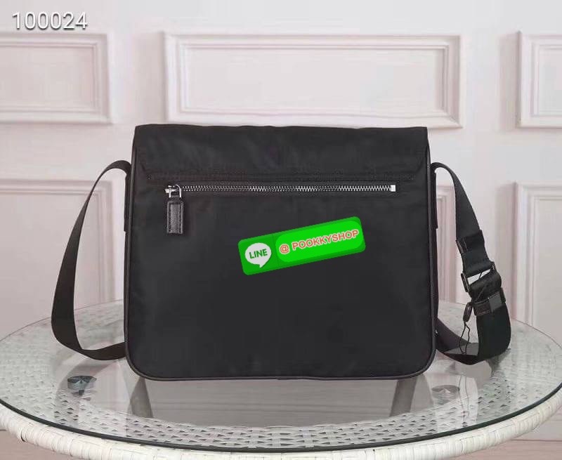 Prada Nylon Travel Bag กระเป๋าถือวัสดุผ้า nylon เนื้อหนา ใบใหญ่ คุณภาพดี อะไหล่เงินสวยหรู ผสมหนังแท้ ด้านหน้าประดับ logo brand ช่องหลักเปิดปิดด้วยซิป ภายในโล่งกว้างจุได้เยอะแบบจุใจ มีช่องซิป และช่องเล็ก ซับในพิมพ์ลายโลโก้แบรนด์สวยๆ มาพร้อมสายสะพายยาว ปรับ