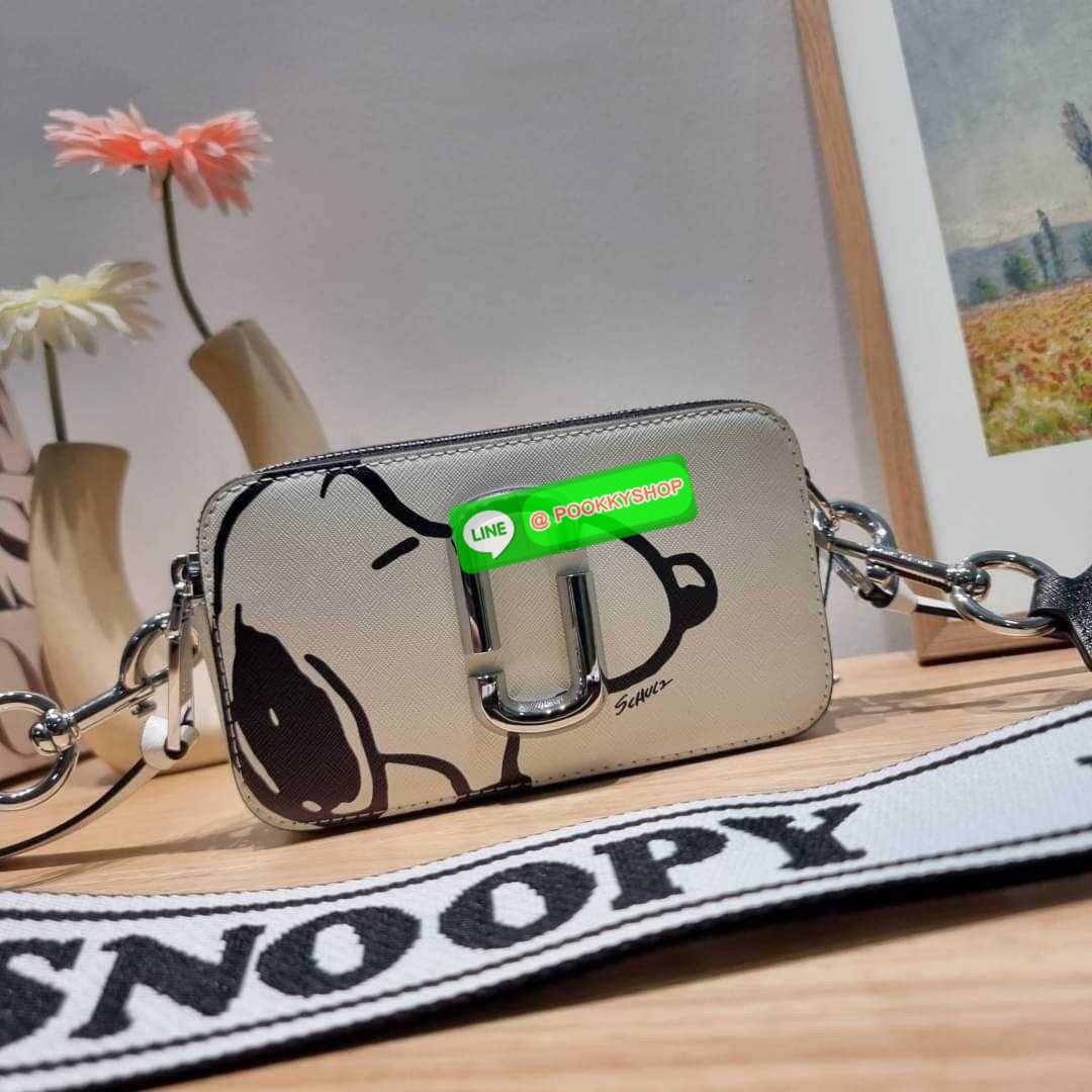 PEANUTS × MARC JACOBS THE SNAPSHOT CROSSBODY BAG คอลเลคชั่นแสนคิวท์ ที่ยกขบวนเหล่าซุปตาร์การ์ตูนมาให้แบบจัดเต็ม กับไอเท็มยอดฮิตที่โดดเด่นเป็นเอกลักษณ์ กระเป๋าสะพายข้างสุดปัง ดีไซน์ลายพรินท์ตัวการ์ตูนสุดฮอต เรียกได้ว่าไม่ซ้ำใคร!! วัสดุหนังวัว สวยอยู่ทรง เป