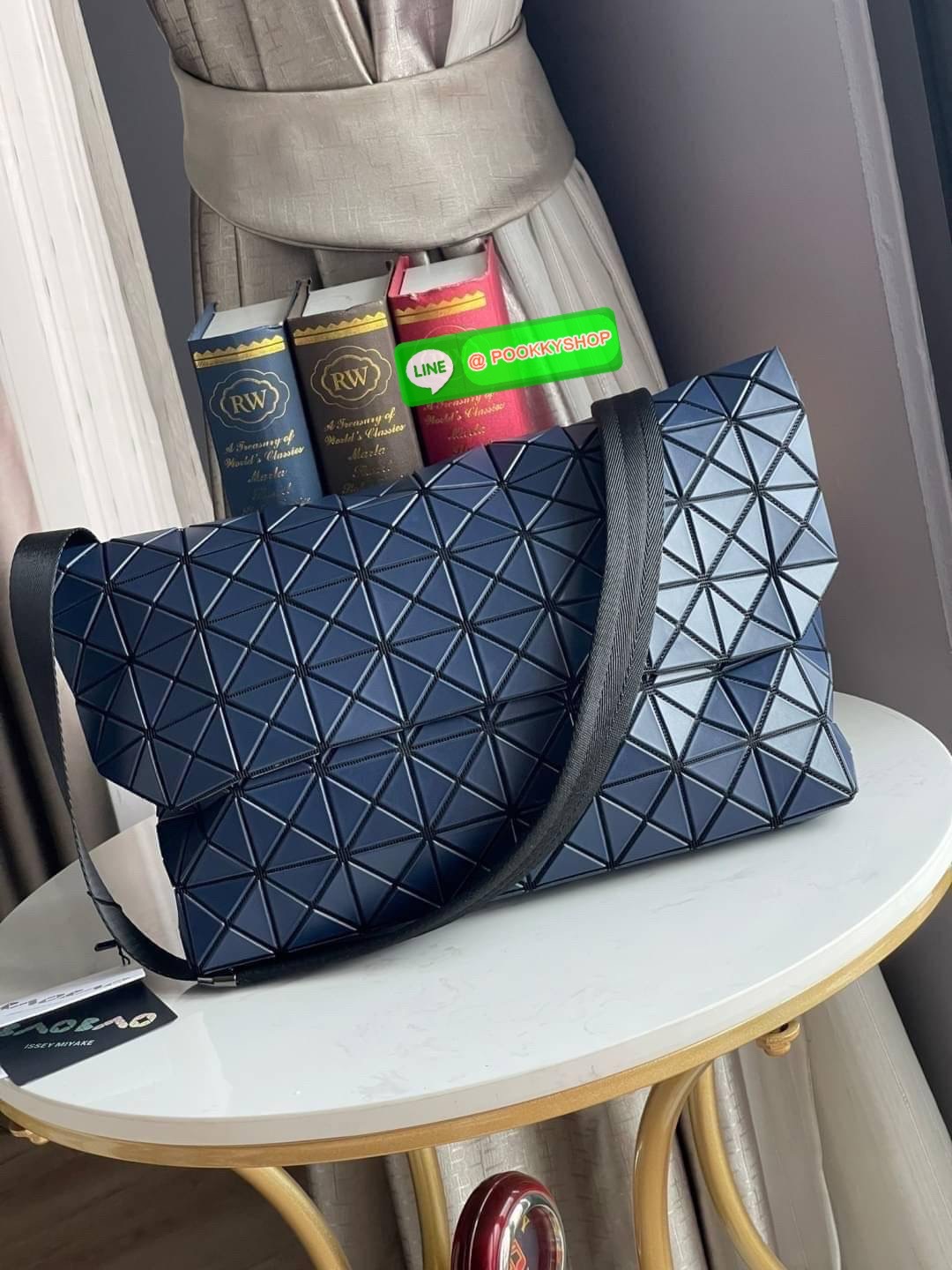 💕Baobao Issey Miyake Prism Sac ชาวมินิมอลทั้งชายและหญิงต้องถูกใจรุ่นนี้ เพราะ Prism Sac เป็นกระเป๋าแบบ unisex ที่มาพร้อมกับความเรียบง่ายของวัสดุเนื้อแมตต์ แต่ให้ลุคสไตล์เท่แบบคูลๆ โดดเด่นด้วยดีไซน์ที่ออกแบบมาให้ใช้งานที่ง่าย ตอบโจทย์ทุกสถานการณ์ฝา