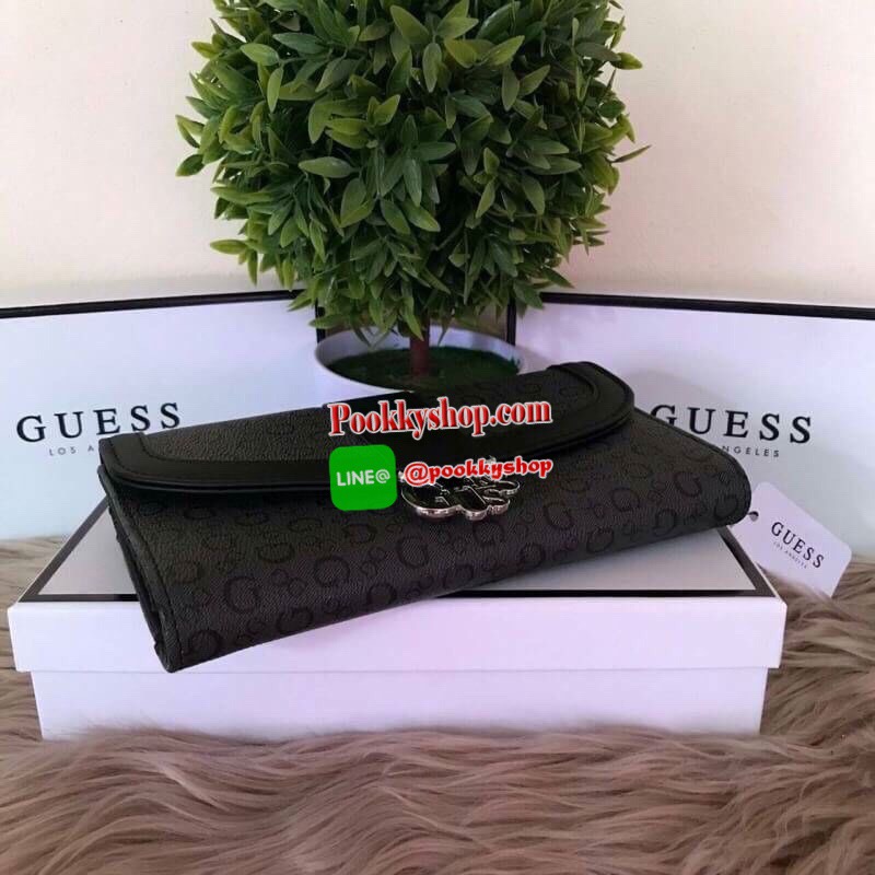 Guess leather wallet กระเป๋าสตางค์ใบกลาง ด้านหน้าแต่งโลโก้แบรนด์โลหะสวยหรูลายซิกเนเจอร์ของแบรนด์ ภายในมีช่องใส่ธนบัตร บัตรต่างๆ ช่องใส่รูป มีช่องยาว 3 ช่อง ใส่ธนบัตร ด้านหลังมีช่องซิปใส่เหรียญ ปิดเปิดใช้งานสะดวก ถือถนัดมือ ขนาดกำลังพอเหมาะ ดีไซร์หรูสวยงาม