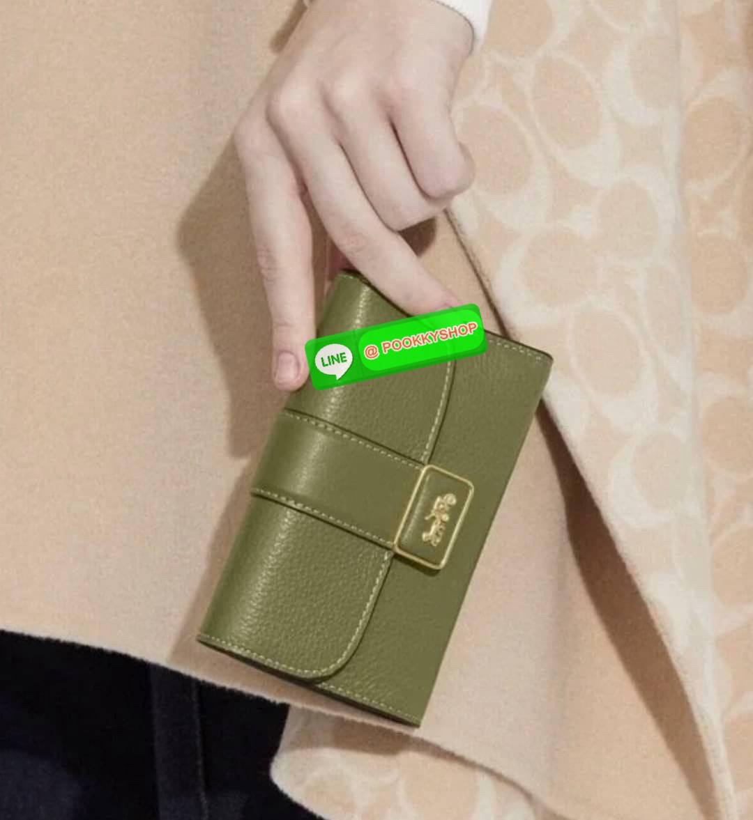 Coach Medium Grace Wallet (Cl421) 🔖กระเป๋าสุดหรูใบกลาง ขนาดกำลังดีกระทัดรัด 🔖วัสดุ : pebble leather 🔖ภายในมีช่องใบบัตรเครดิต 6 ช่อง มีช่องใส่เหรียญแยก สามารถใส่ธนบัตรแบงค์พันได้คะ