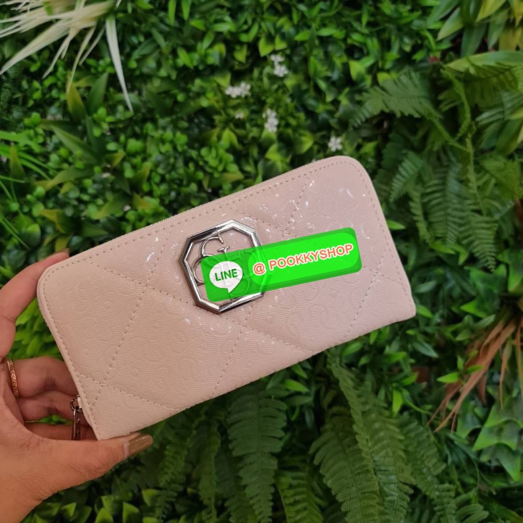 guess wallet สวยๆ จ้า รุ่นนี้มีสายคล้องมือมาด้วยนะจ้ะ เริศสุด👍 ด้านในมีช่องใส่การ์ดเยอะมากค่า และยังมีช่องใส่เหรียญอีกด้วยน๊า เลิฟสุดๆ♥️